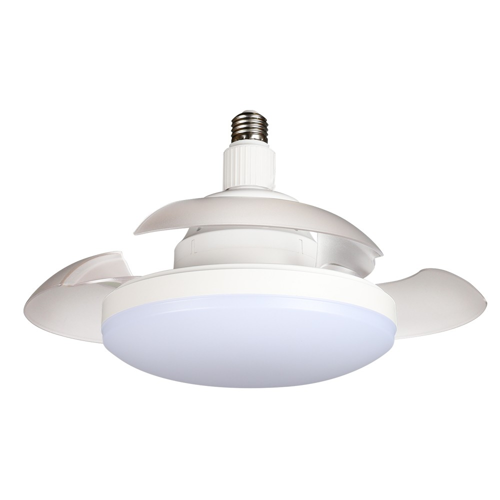 Una lámpara de ventilador de techo LED blanca con base roscada y aspas retráctiles sobre fondo blanco.