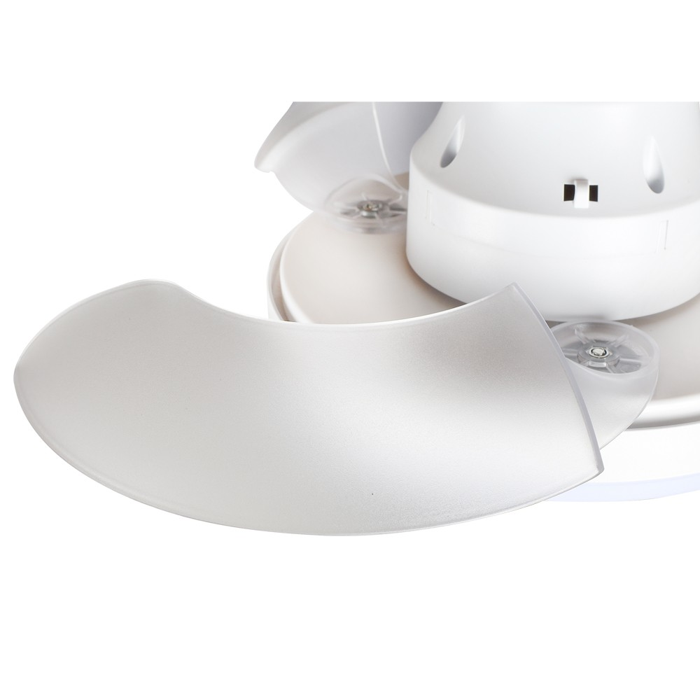 Primer plano de un ventilador de techo blanco con aspas translúcidas curvas.