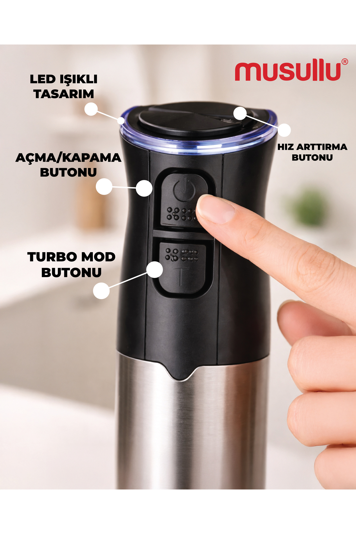 LED aydınlatmalı siyah el blenderının açma tuşuna basan el.