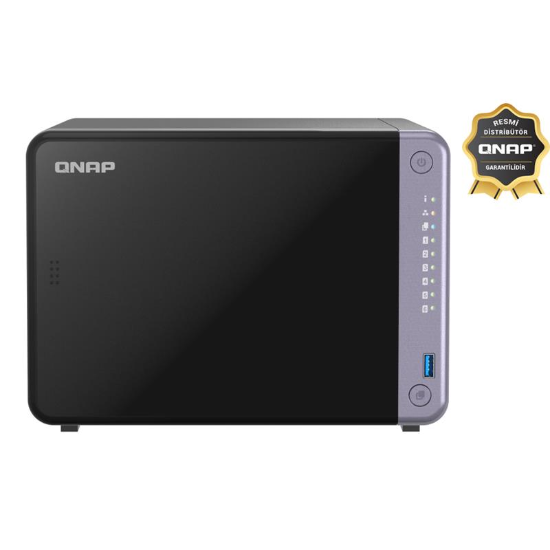 Güç düğmesi ve USB bağlantı noktasına sahip gri QNAP NAS sunucusu.