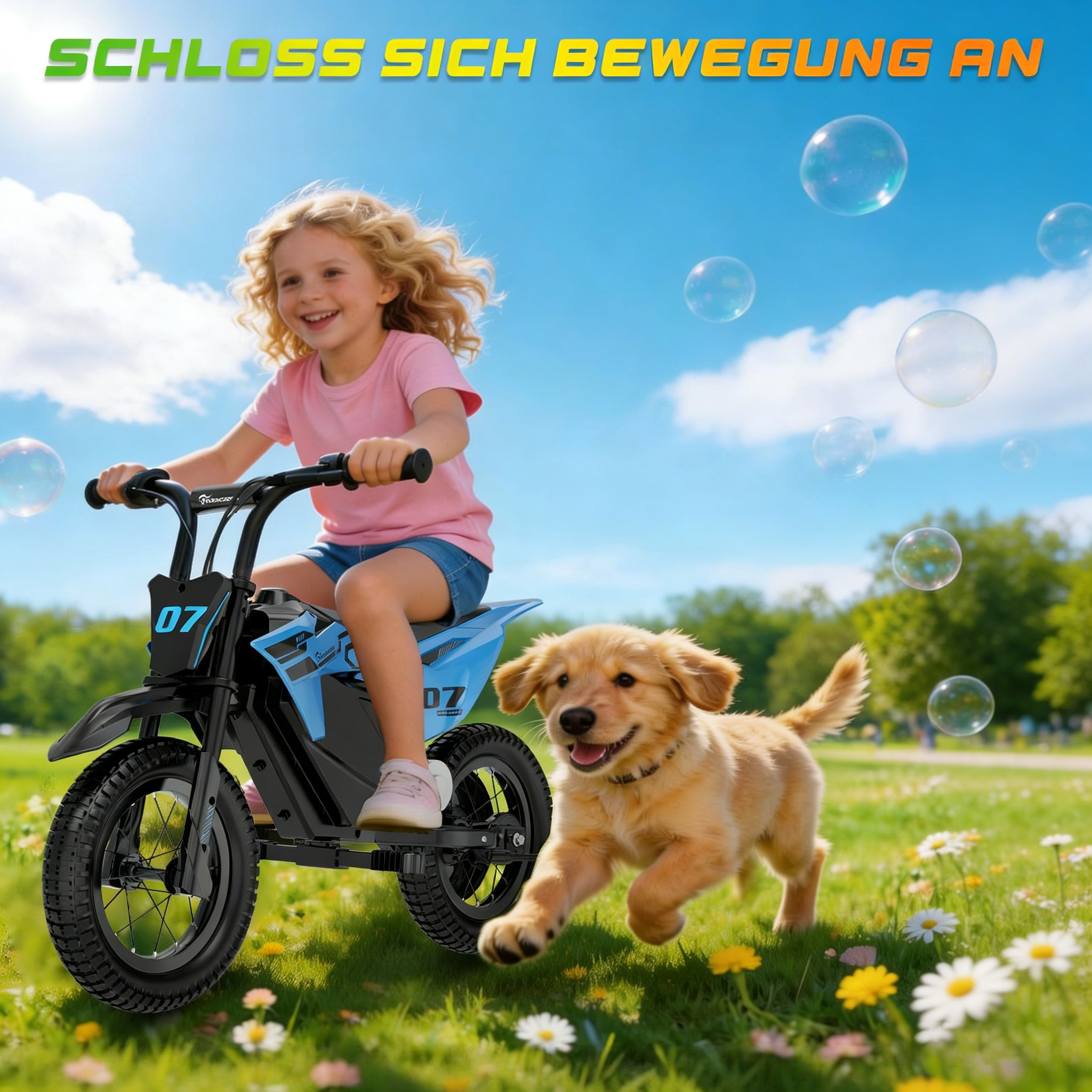 Ein blondes Mädchen fährt auf einem blauen Kinder-Motorrad über eine Wiese, gefolgt von einem goldenen Retriever-Welpen.