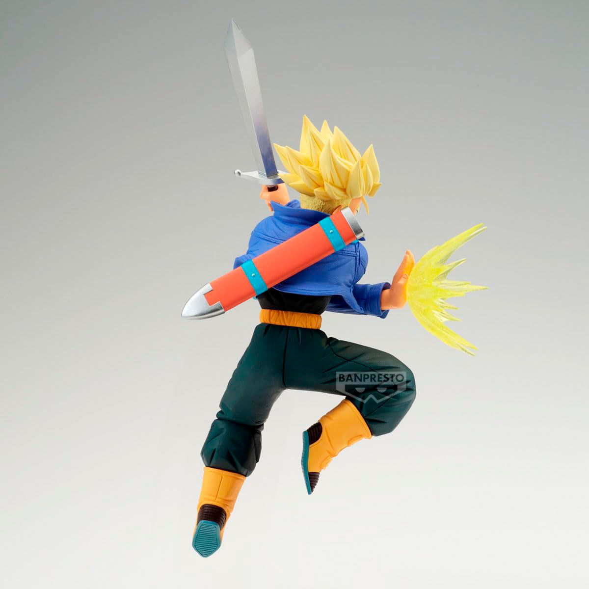 Figura akcji Super Saiyan Trunks w locie z mieczem i żółtym wybuchem energii.