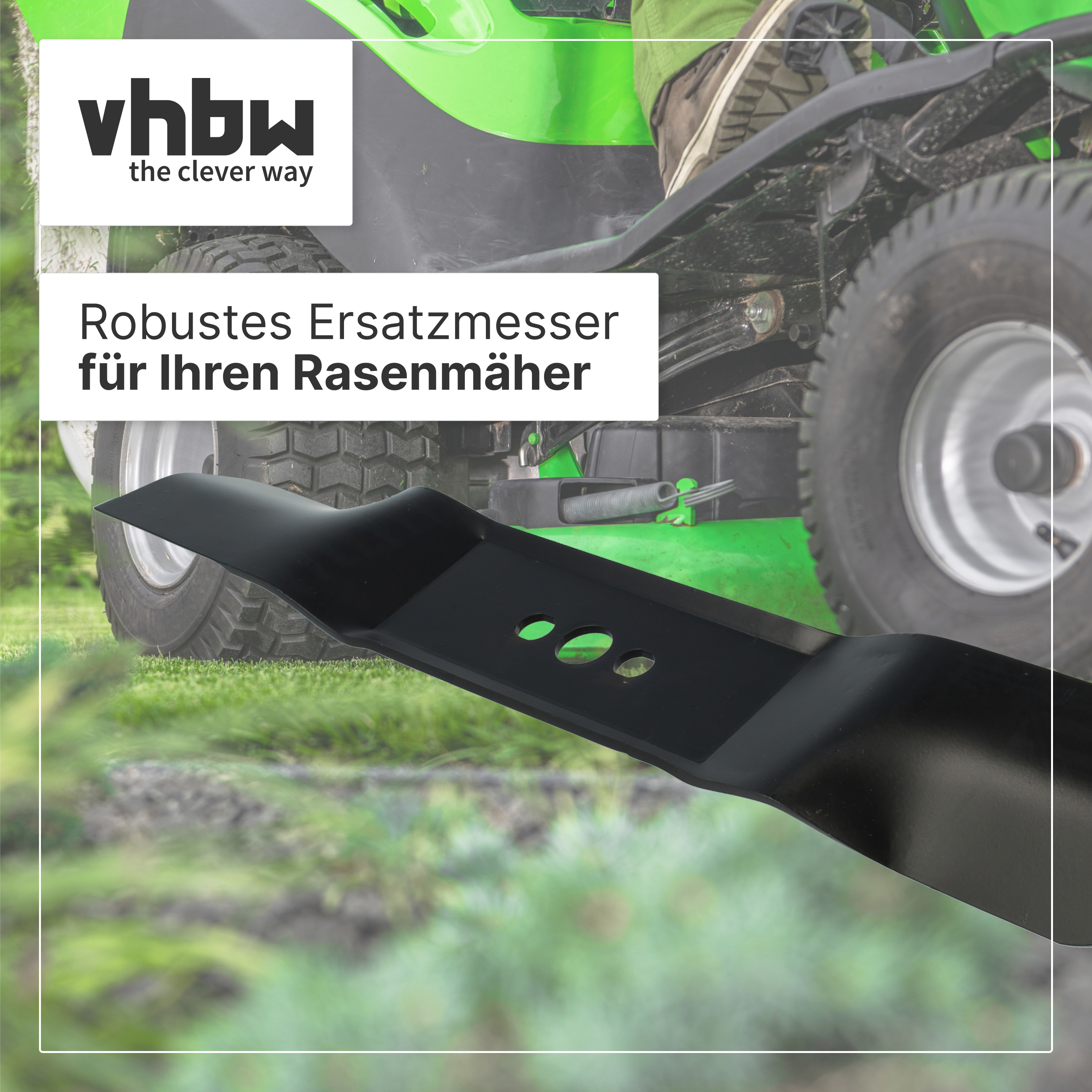 Ein schwarzes Rasenmähermesser im Vordergrund vor einem grünen Rasenmäher.