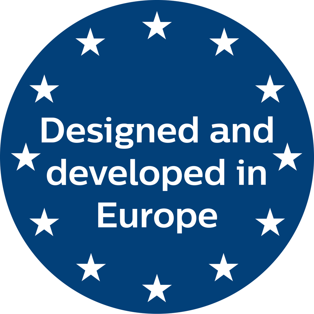 Niebieski, okrągły emblem z dwunastoma białymi gwiazdami i napisem "Designed and developed in Europe".