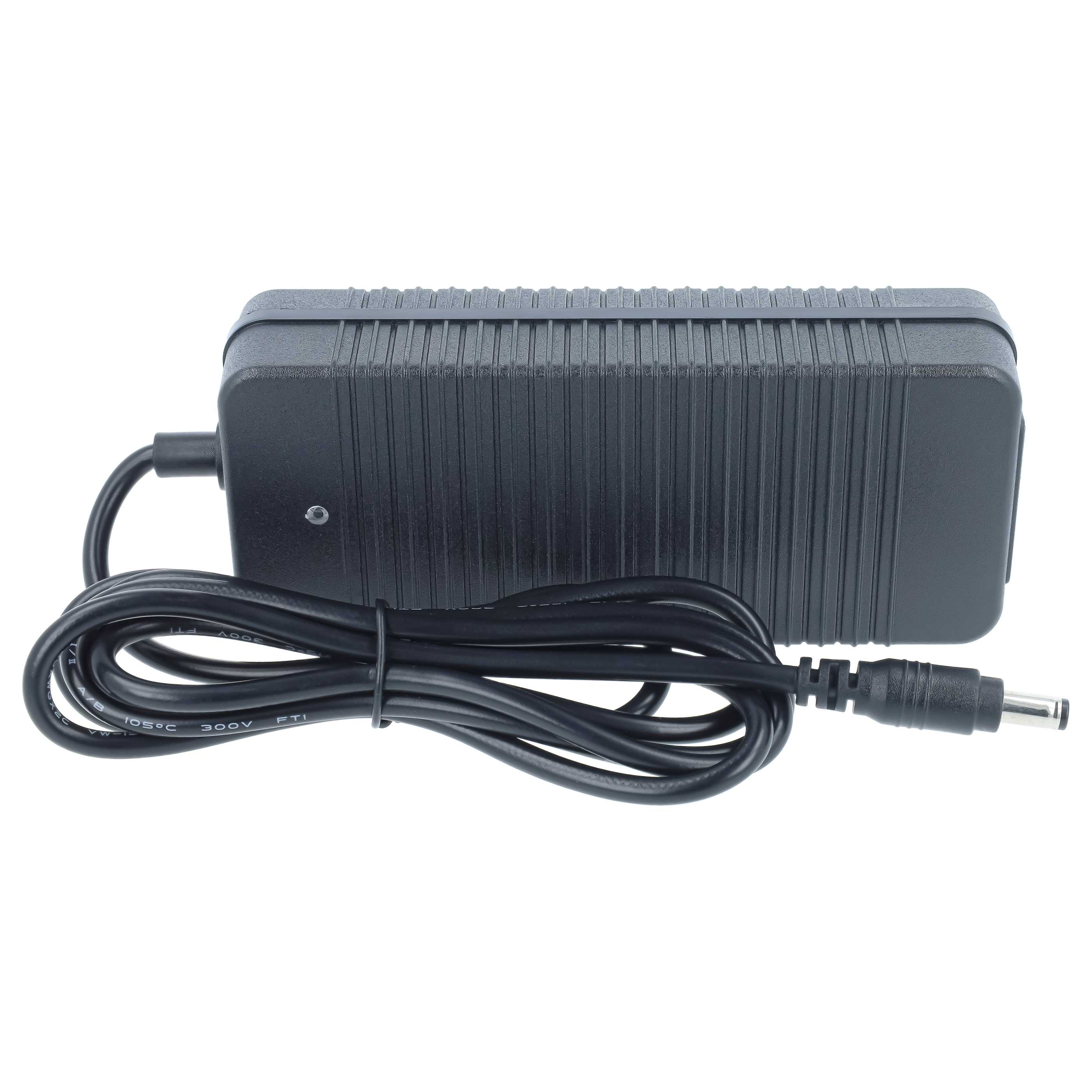 Ein schwarzes Netzteil mit geripptem Gehäuse und aufgerolltem Kabel und Stecker vor weißem Hintergrund.