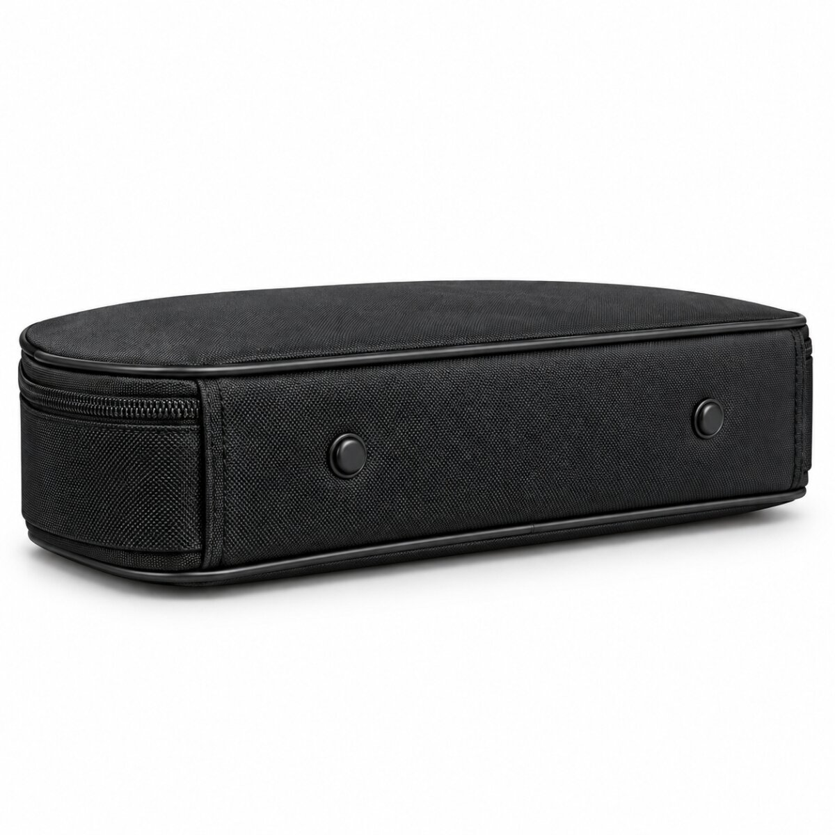 Ein längliches, schwarzes Etui mit zwei kleinen Knöpfen auf der Vorderseite und einem Reißverschluss.