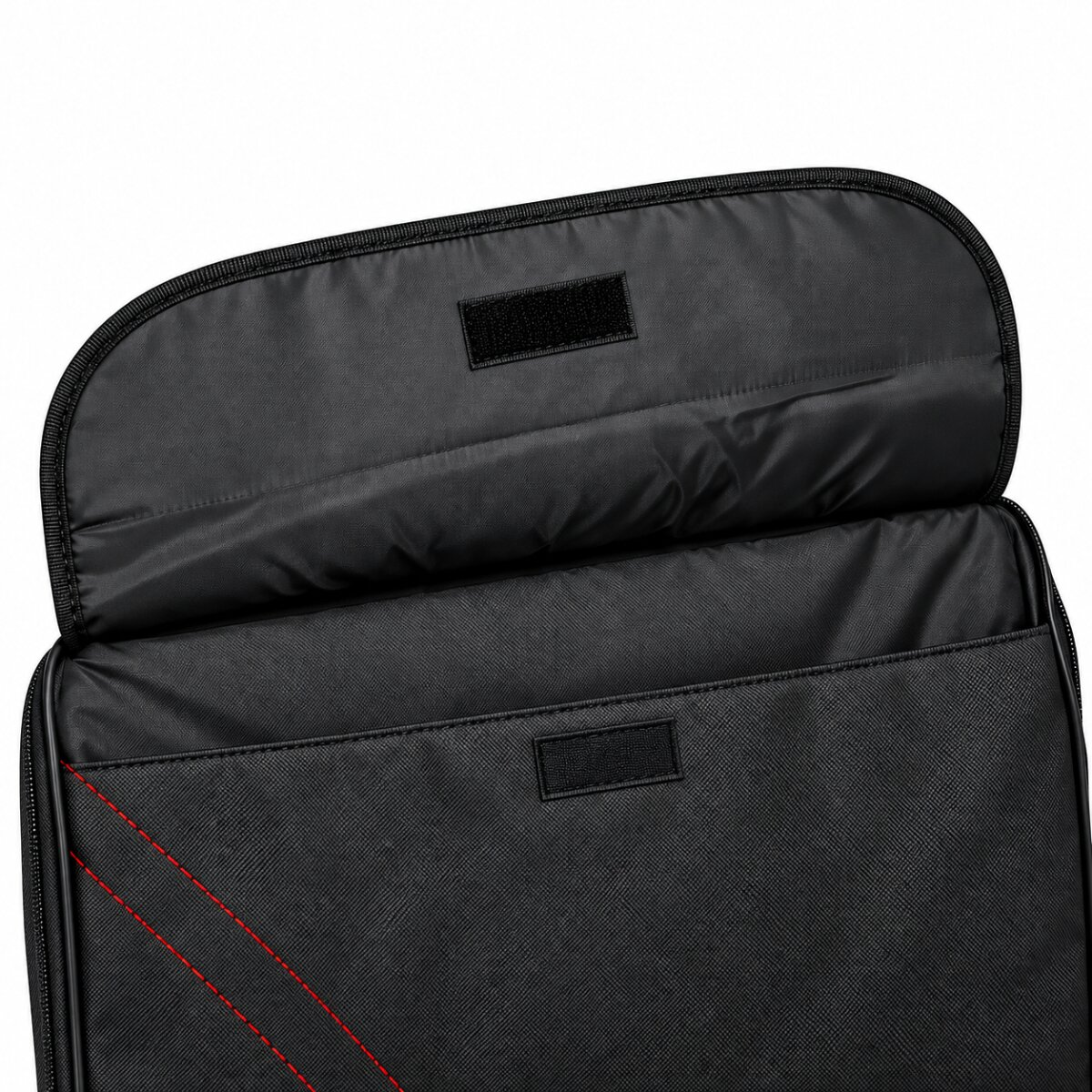 Offene schwarze Tasche mit Klettverschluss und roten Nähten auf weißem Hintergrund.