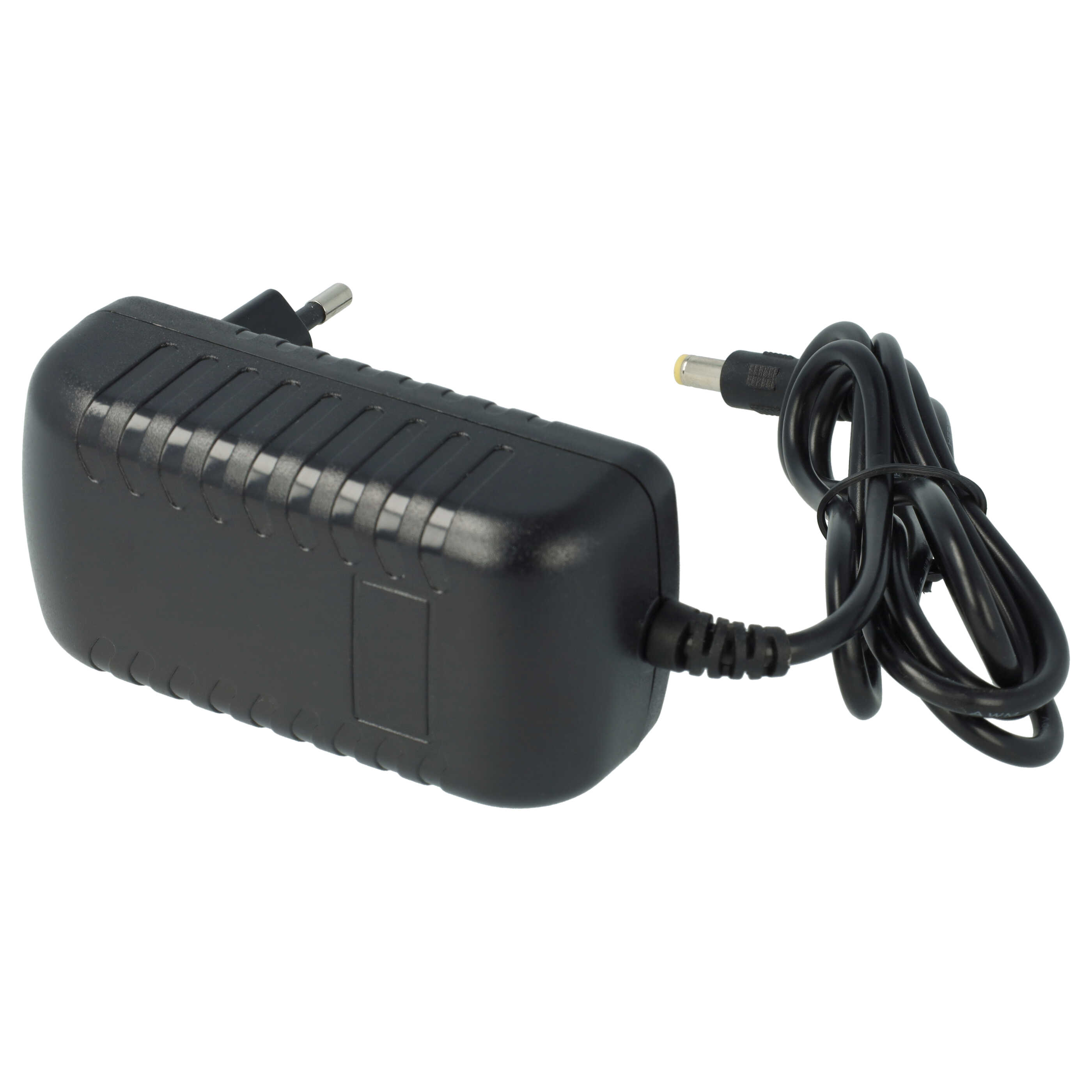 Ein schwarzes Netzteil mit Stecker und aufgewickeltem Kabel auf weißem Hintergrund.
