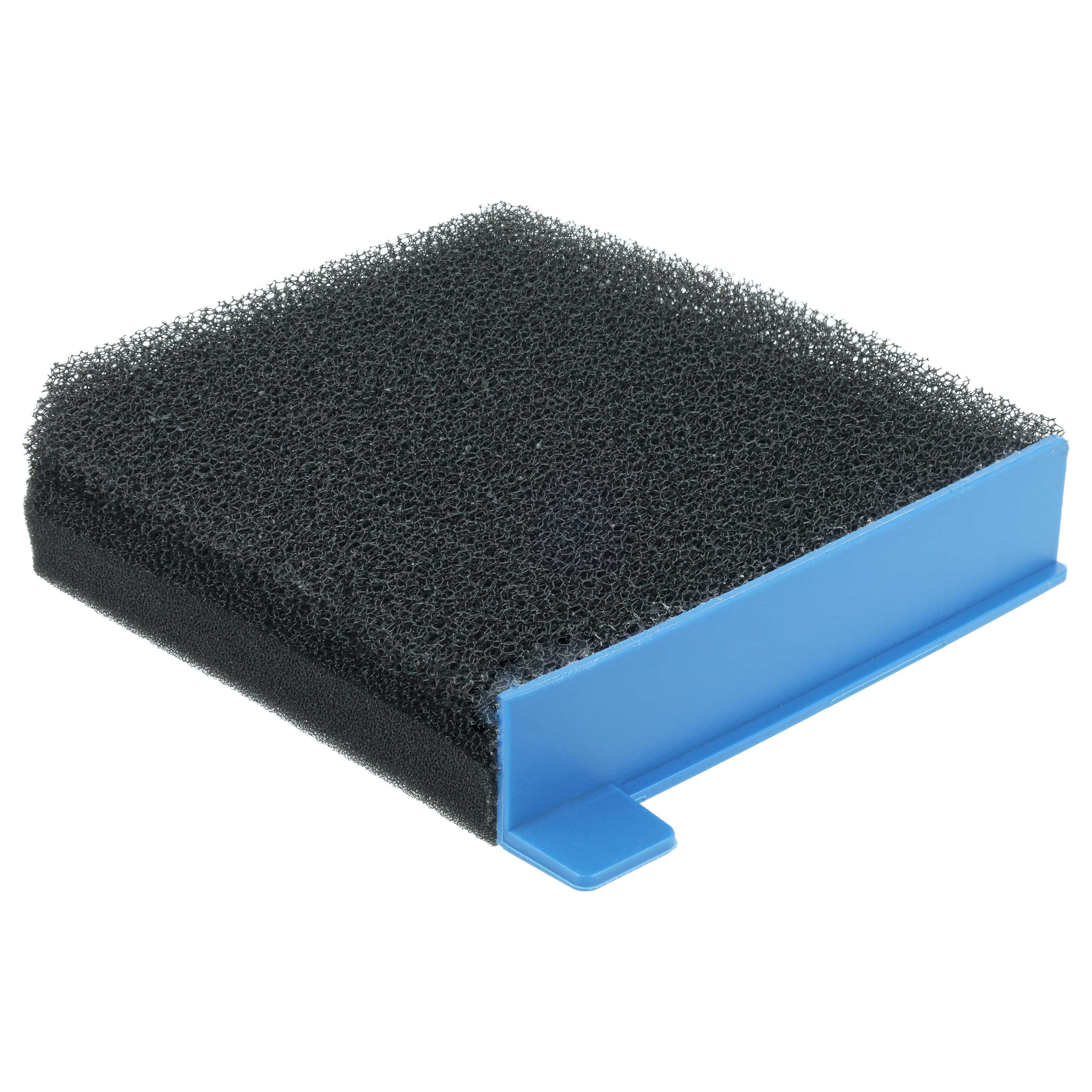 Ein rechteckiger schwarzer Schaumstofffilter mit einem blauen Kunststoffrahmen auf einer weißen Unterlage.