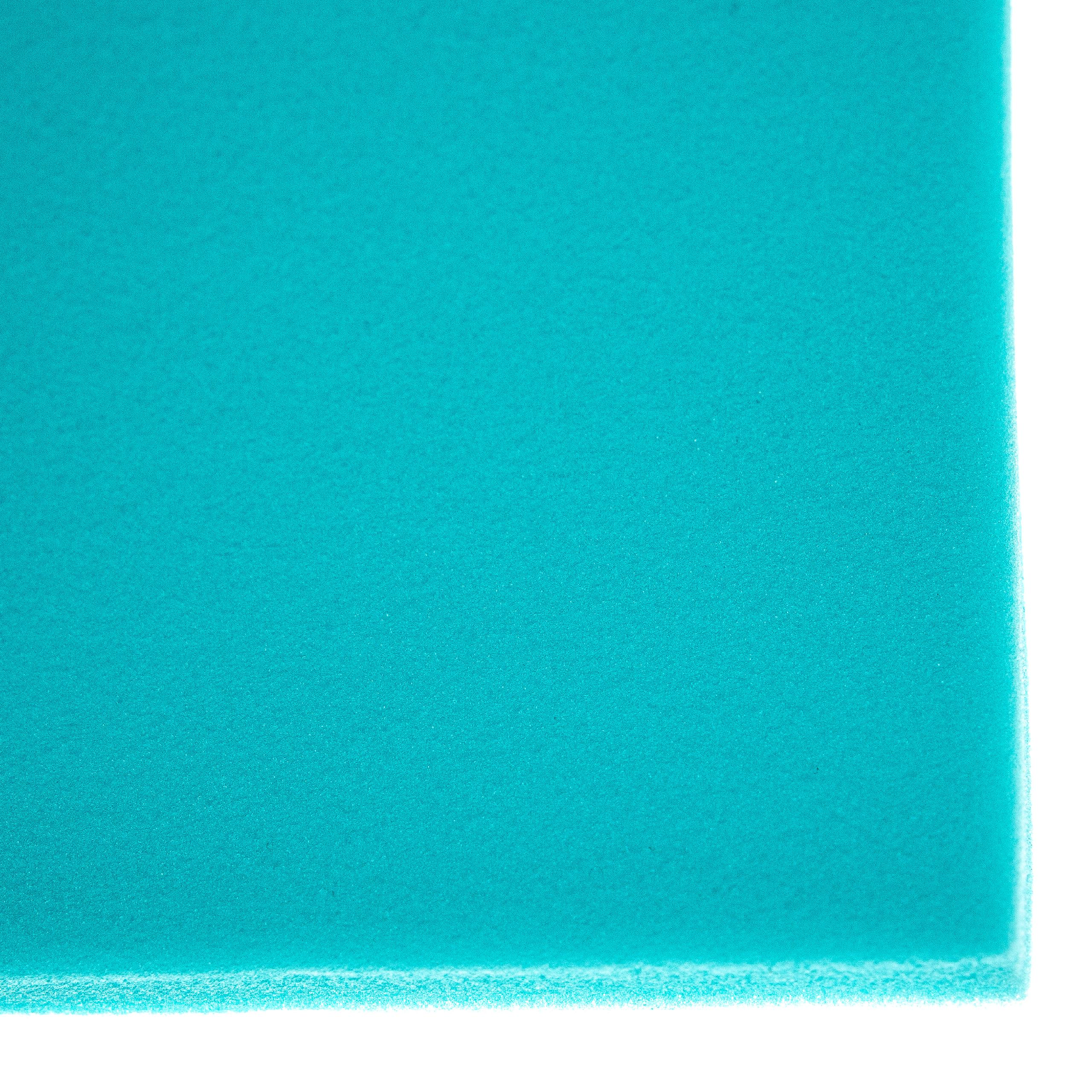 Eine Nahaufnahme einer hellblauen Schaumstoffplatte auf weißem Hintergrund.