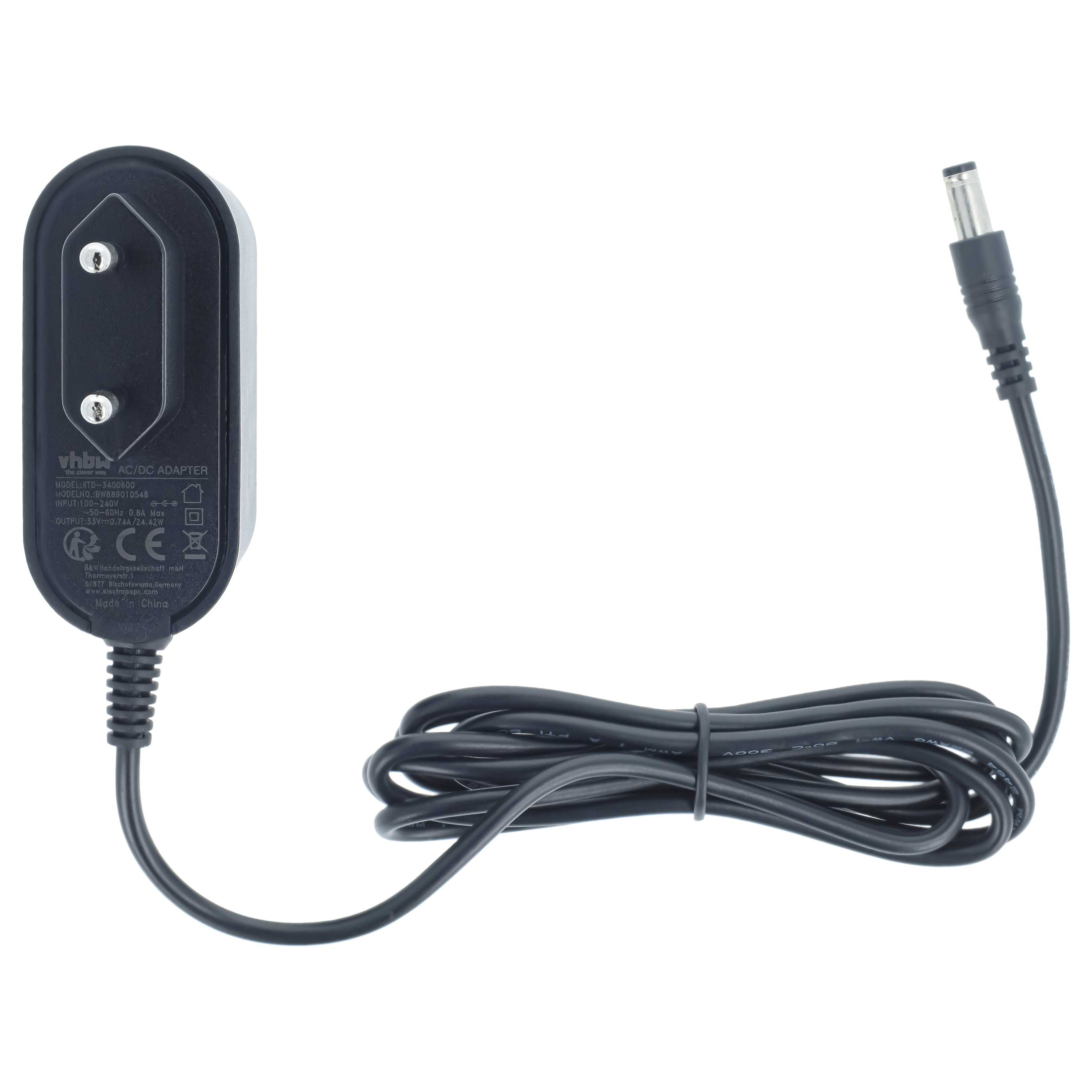Schwarzer AC/DC-Adapter mit zweipoligem Stecker und Kabel mit Zylinderstecker auf weißem Hintergrund.