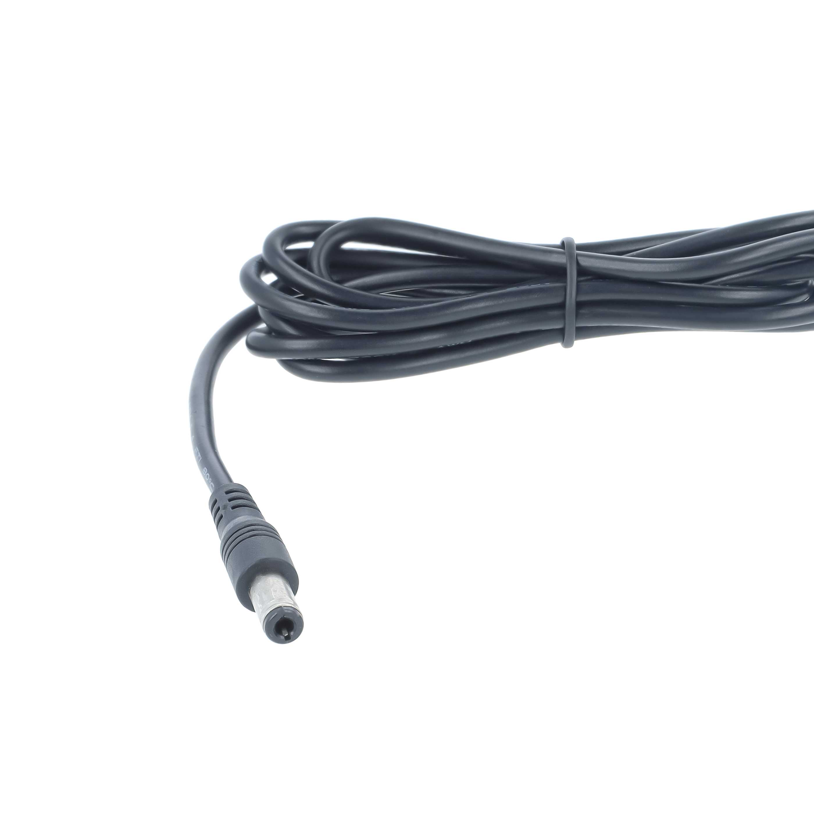 Ein zusammengerollter schwarzer Stromkabel mit einem zylindrischen DC-Stecker vor einem weißen Hintergrund.