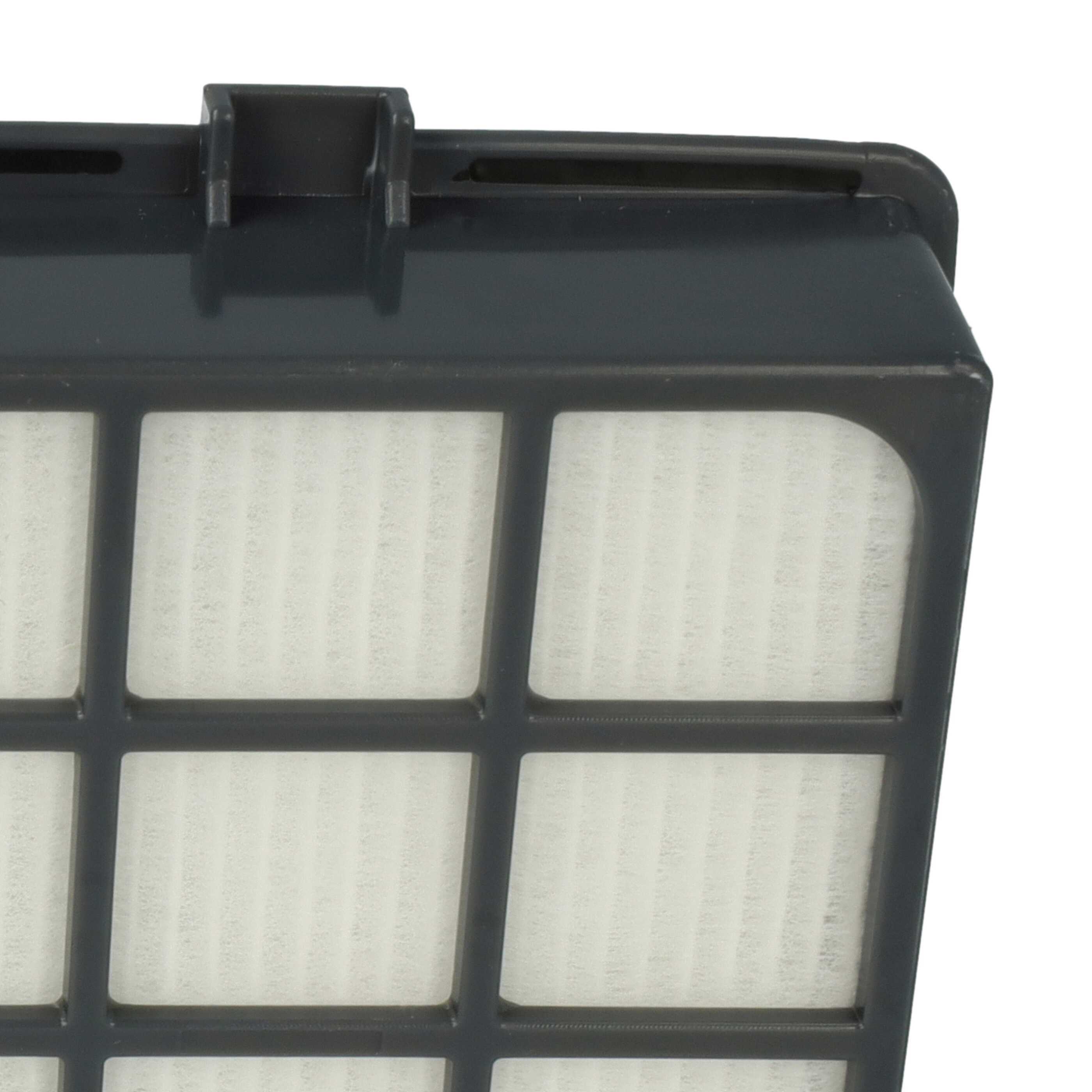 Nahaufnahme eines dunkelgrauen Plastikluftfilters mit weißem Faltennetz auf weißem Hintergrund.