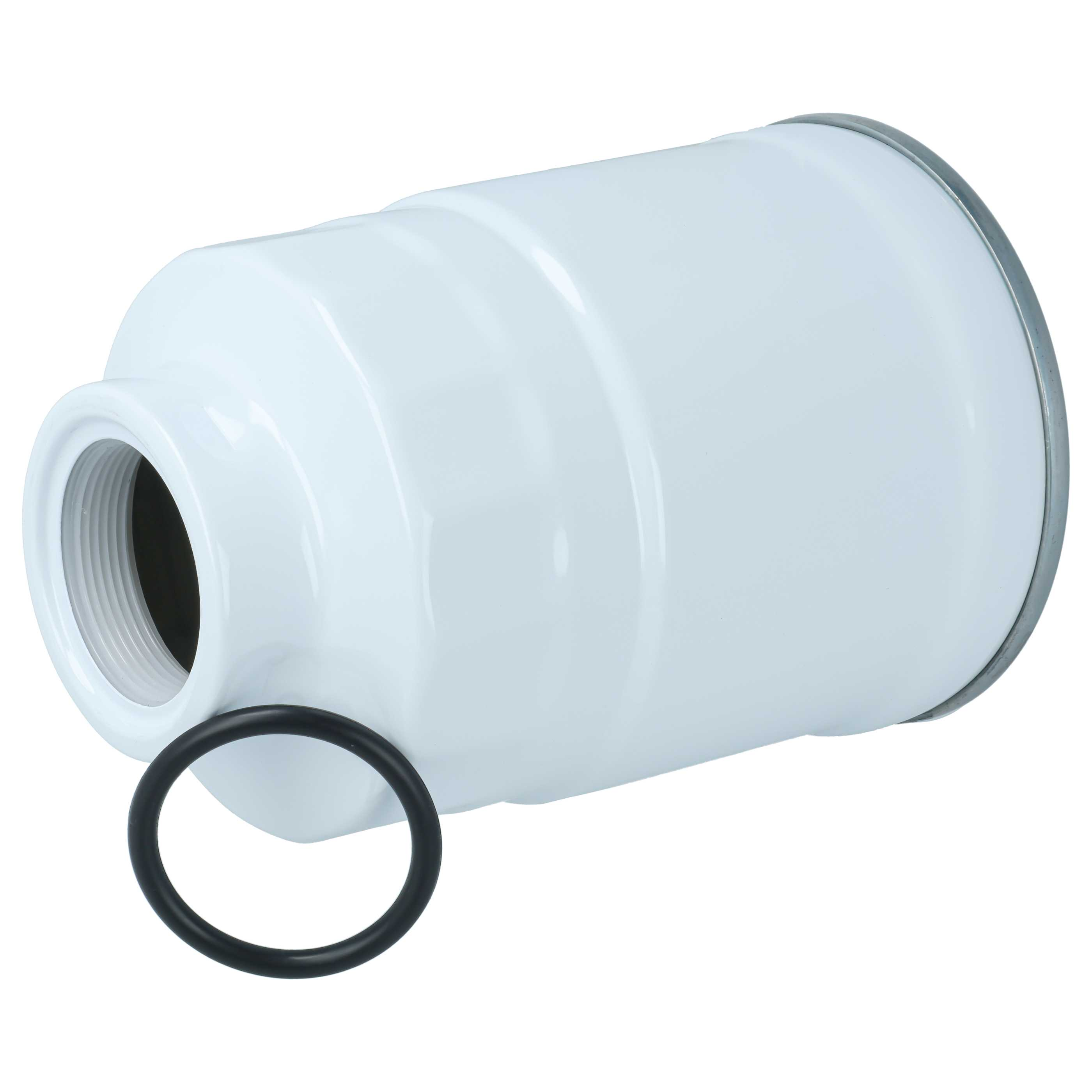 Ein weißer zylindrischer Metallfilter mit Gewindeöffnung und schwarzem Gummi-O-Ring davor auf weißem Grund.
