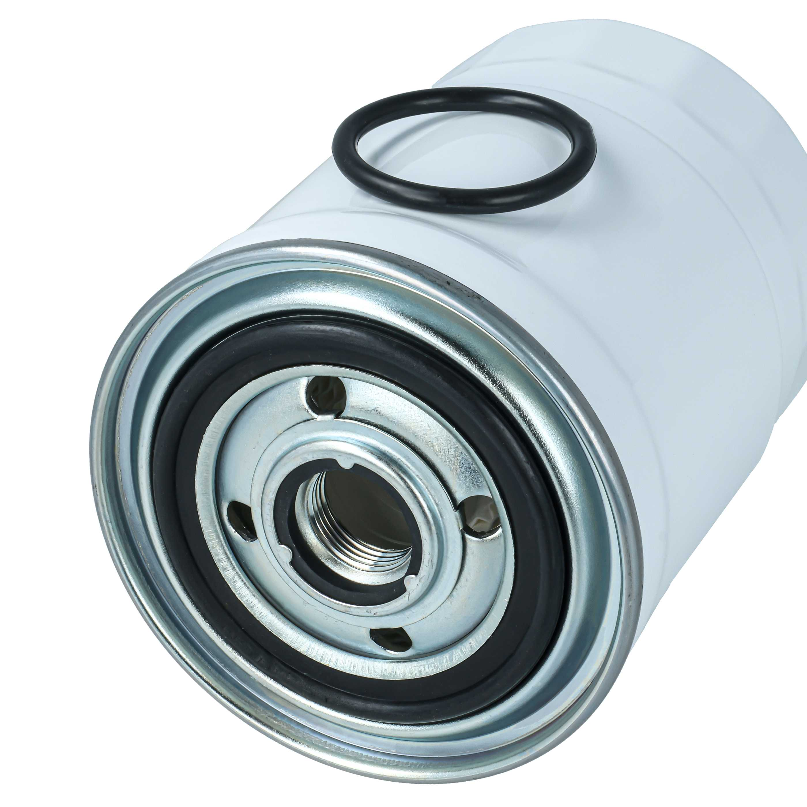 Weißer Ölfilter mit Metallgewinde und schwarzem O-Ring auf weißem Grund.