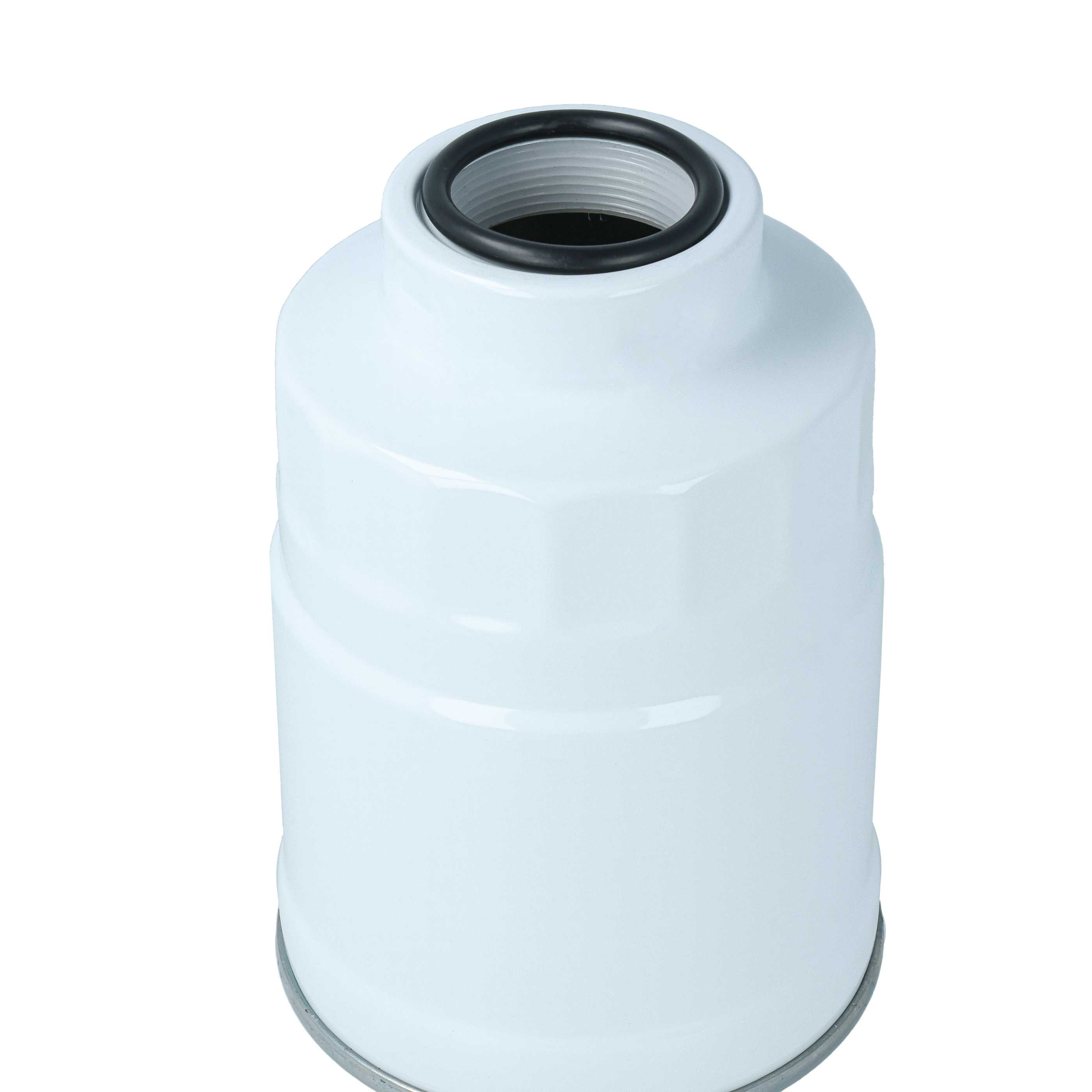 Ein weißer, zylindrischer Metallfilter mit einem schwarzen O-Ring am Gewindehals vor weißem Hintergrund.