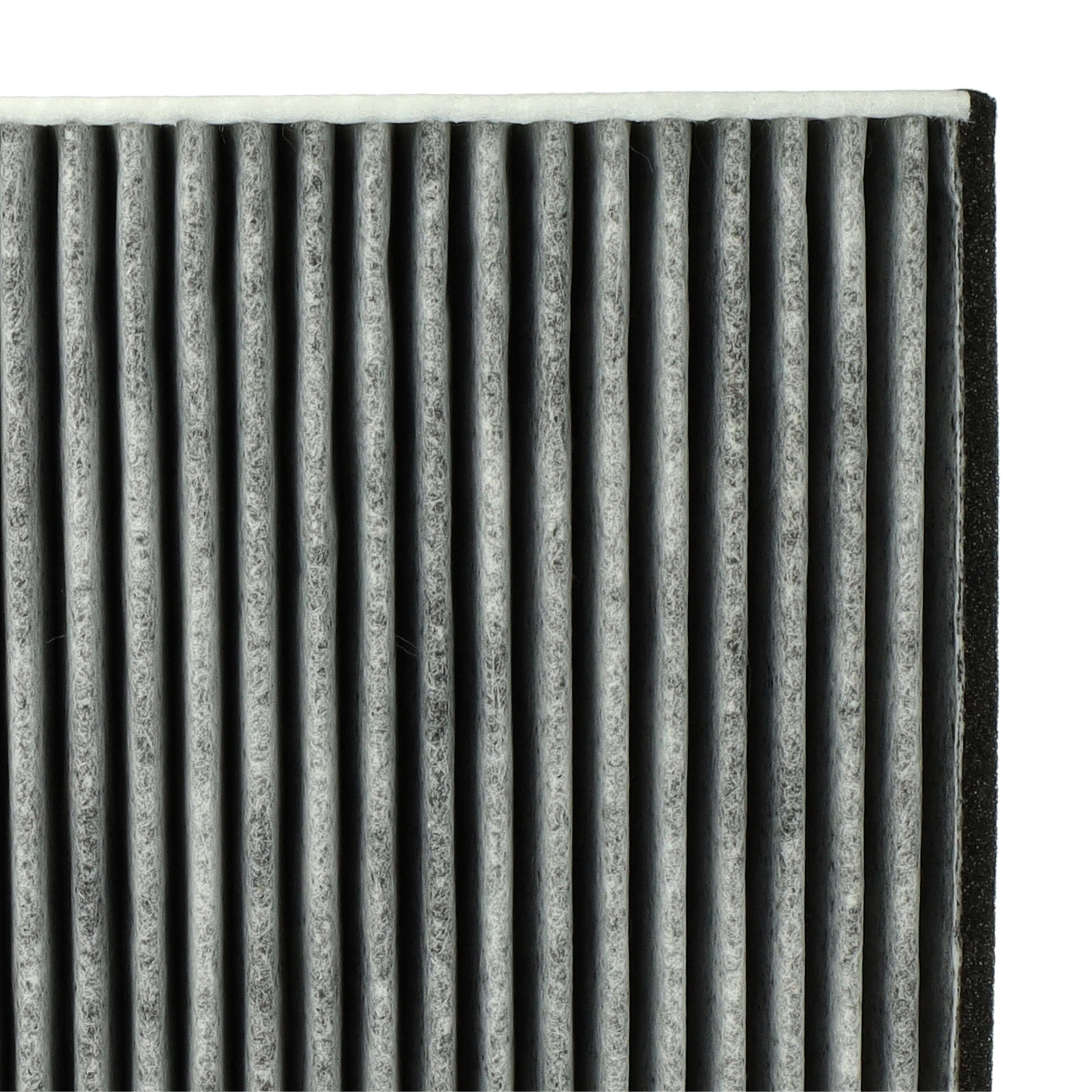 Nahaufnahme von grauen Falten eines Automobil-Innenraumfilters gegen weißen Hintergrund.