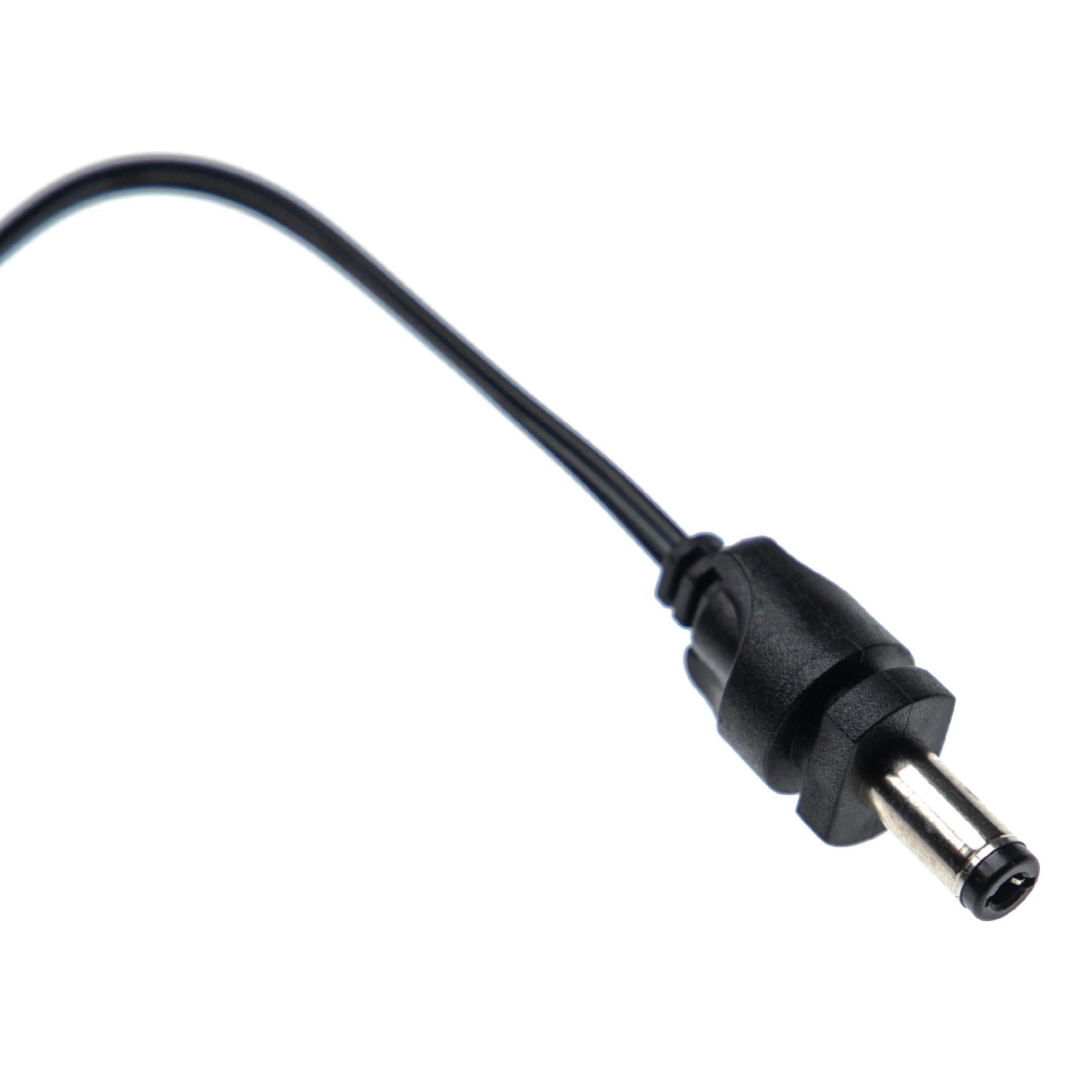 Ein schwarzes Netzkabel mit einem zylindrischen DC-Stecker auf weißem Hintergrund.