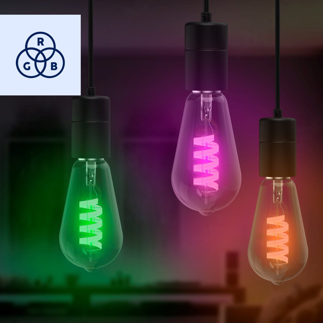 Trzy wiszące żarówki Edison świecą na zielono, fioletowo i pomarańczowo na ciemnym tle.