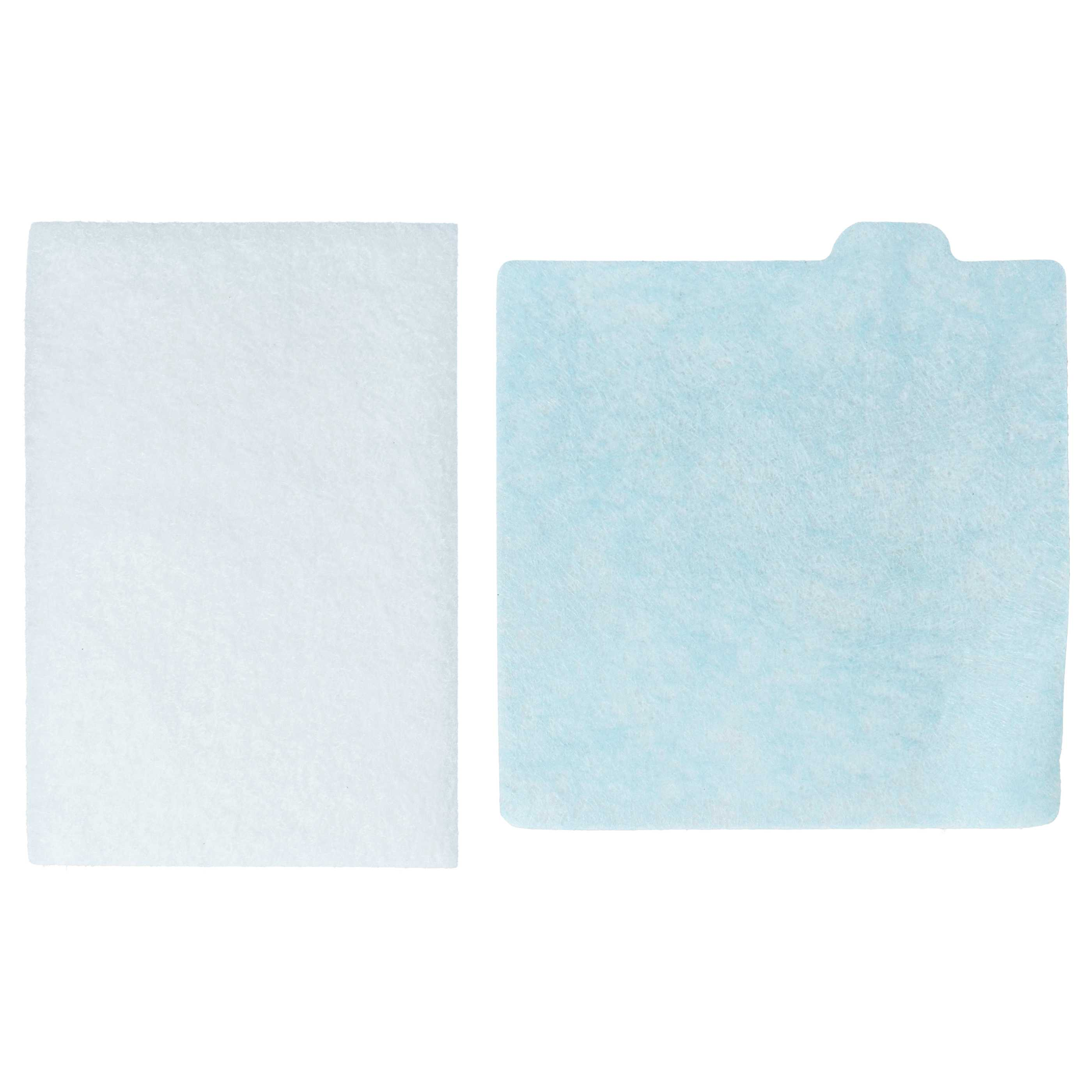 Zwei flache rechteckige Reinigungspads, eines weiß und eines hellblau mit Lasche oben, vor weißem Hintergrund.