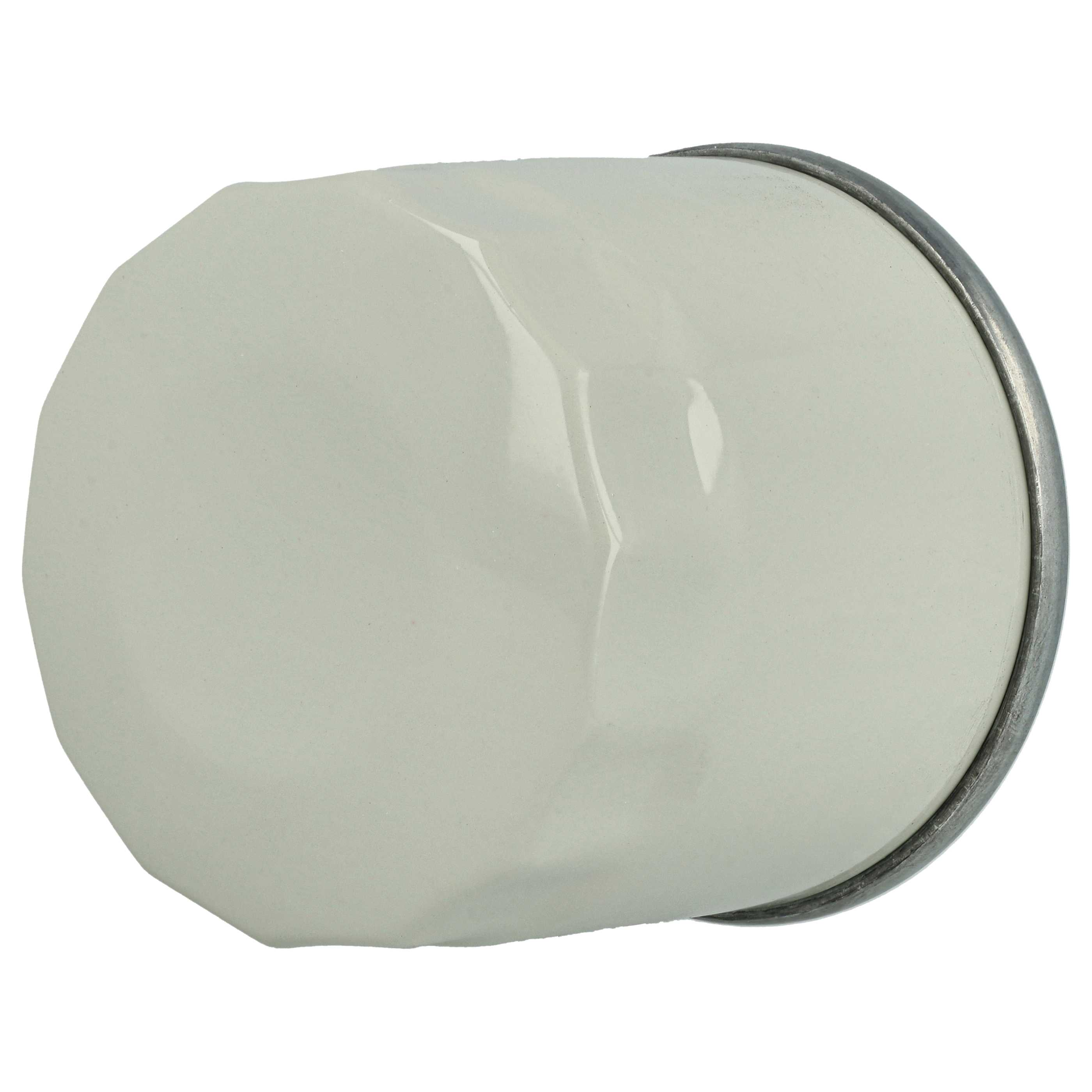 Ein weißer Zylinderölfilter mit einem silbernen Metallrand auf einer weißen Unterlage.