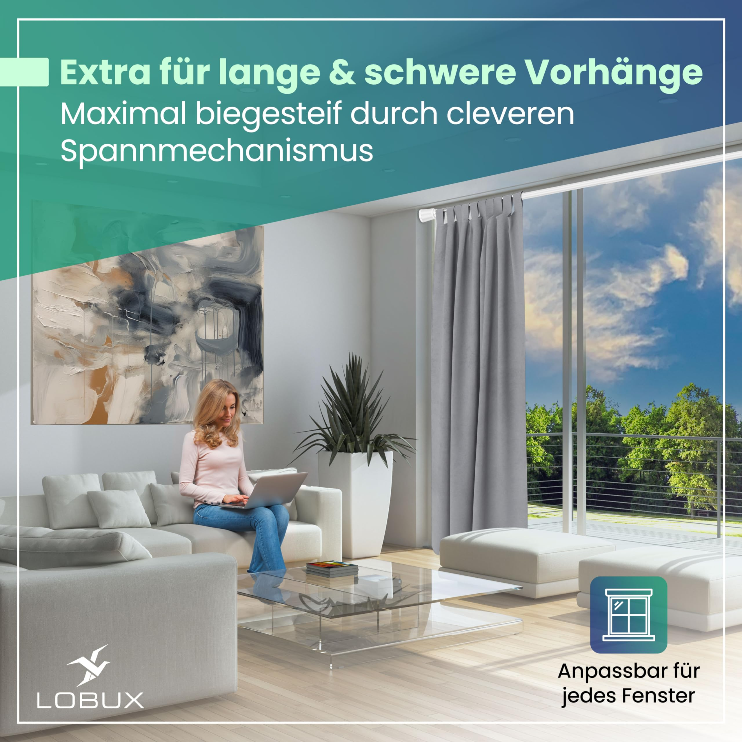 Eine Frau sitzt auf einem weißen Sofa und nutzt einen Laptop in einem hellen Wohnzimmer mit großen Fenstern.