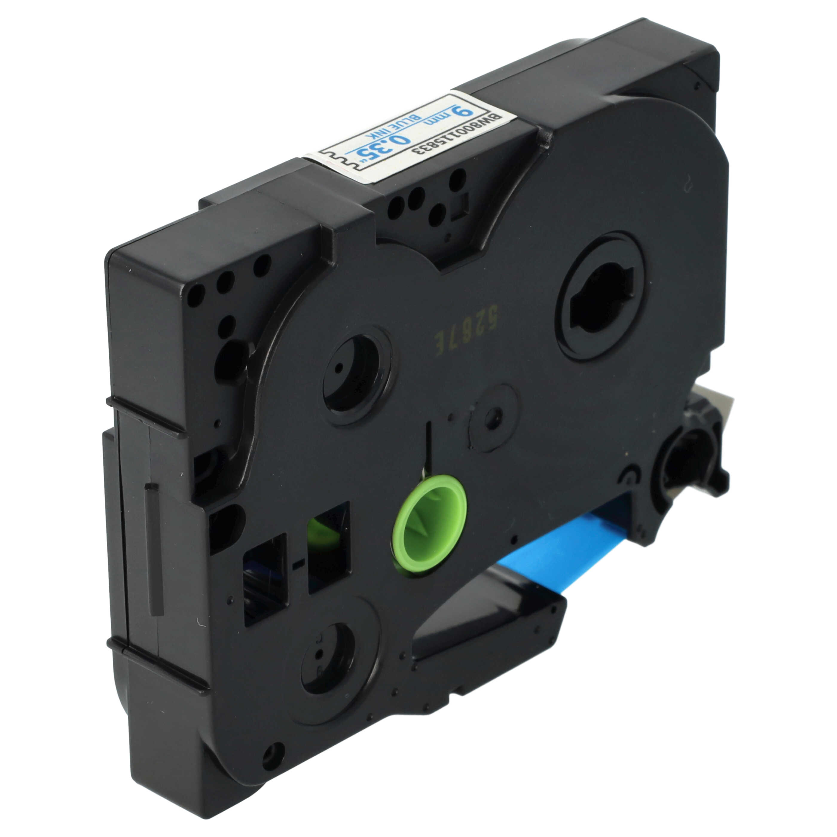 Schwarze Beschriftungsbandkassette mit blauem Band und grünem Zahnrad auf weißem Hintergrund.