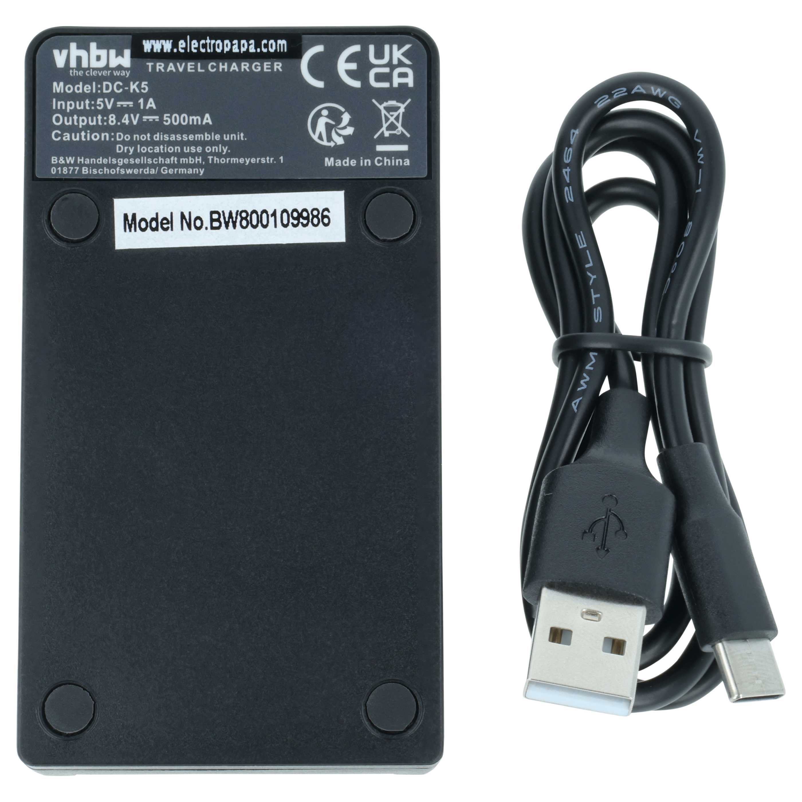 Schwarzes vhbw Reise-Ladegerät mit technischen Daten, Modellnummer-Aufkleber und gerolltem USB-Kabel auf weißem Grund.