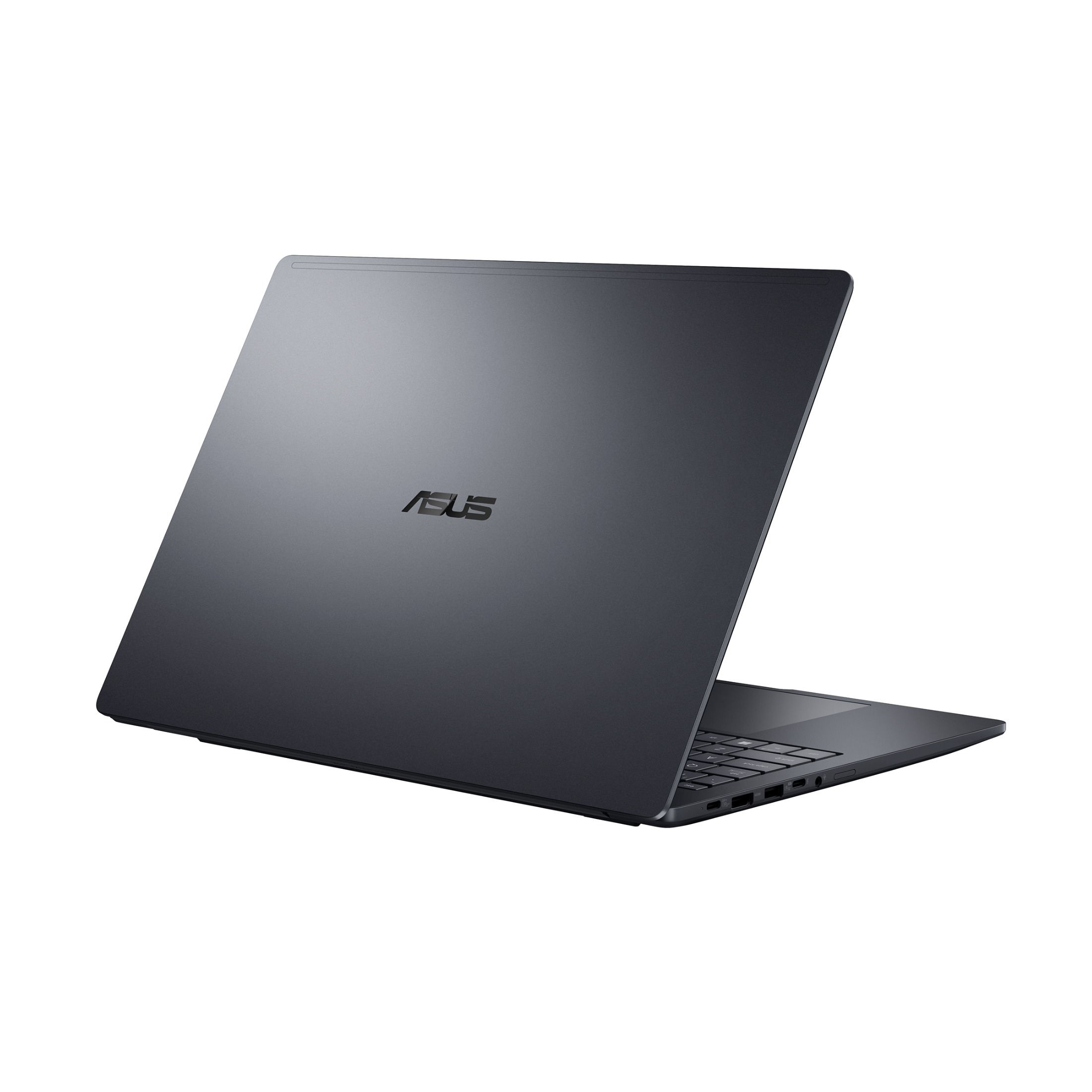 Ein grauer ASUS-Laptop steht auf einer weißen Oberfläche, die Tastatur ist leicht sichtbar.