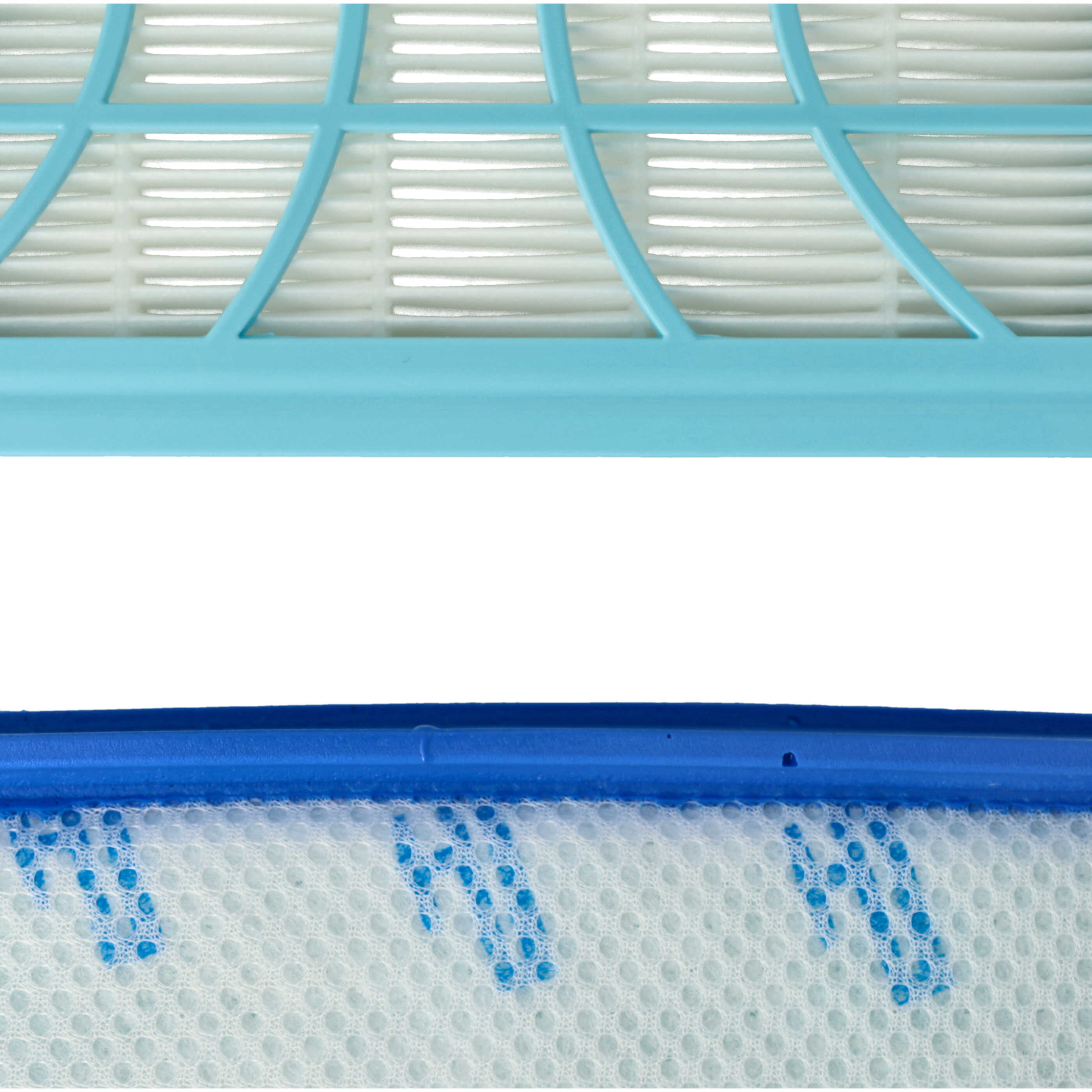 Nahaufnahme von zwei verschiedenen Luftfiltern mit blauem Rahmen und weißem Filtergewebe.