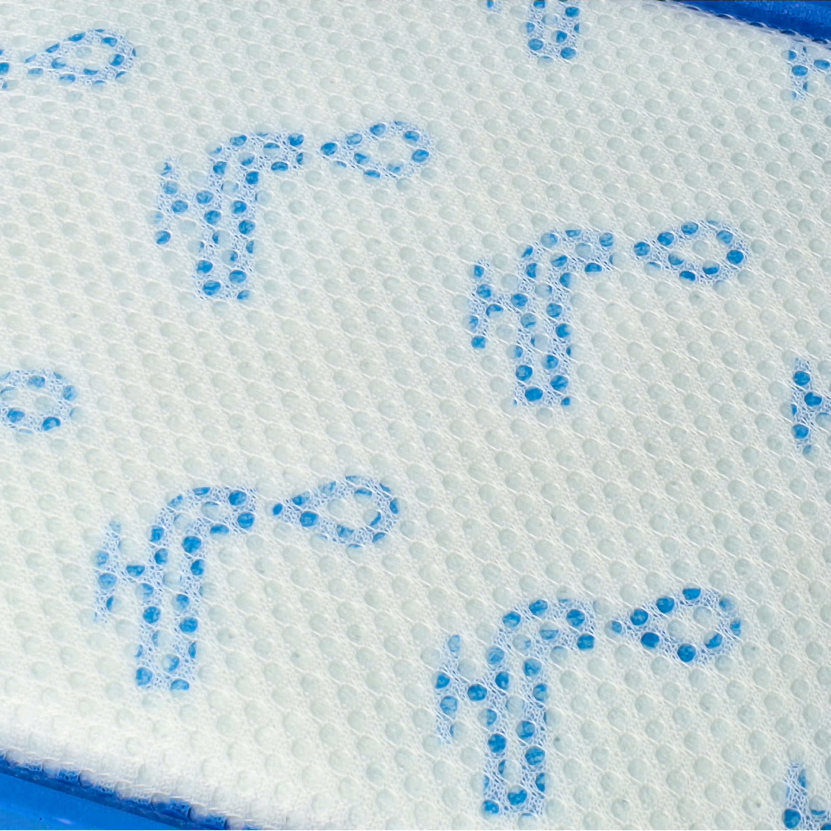 Weiße Netzoberfläche mit aufgedruckten blauen Mustern in Form von Bäumen und Kreisen.