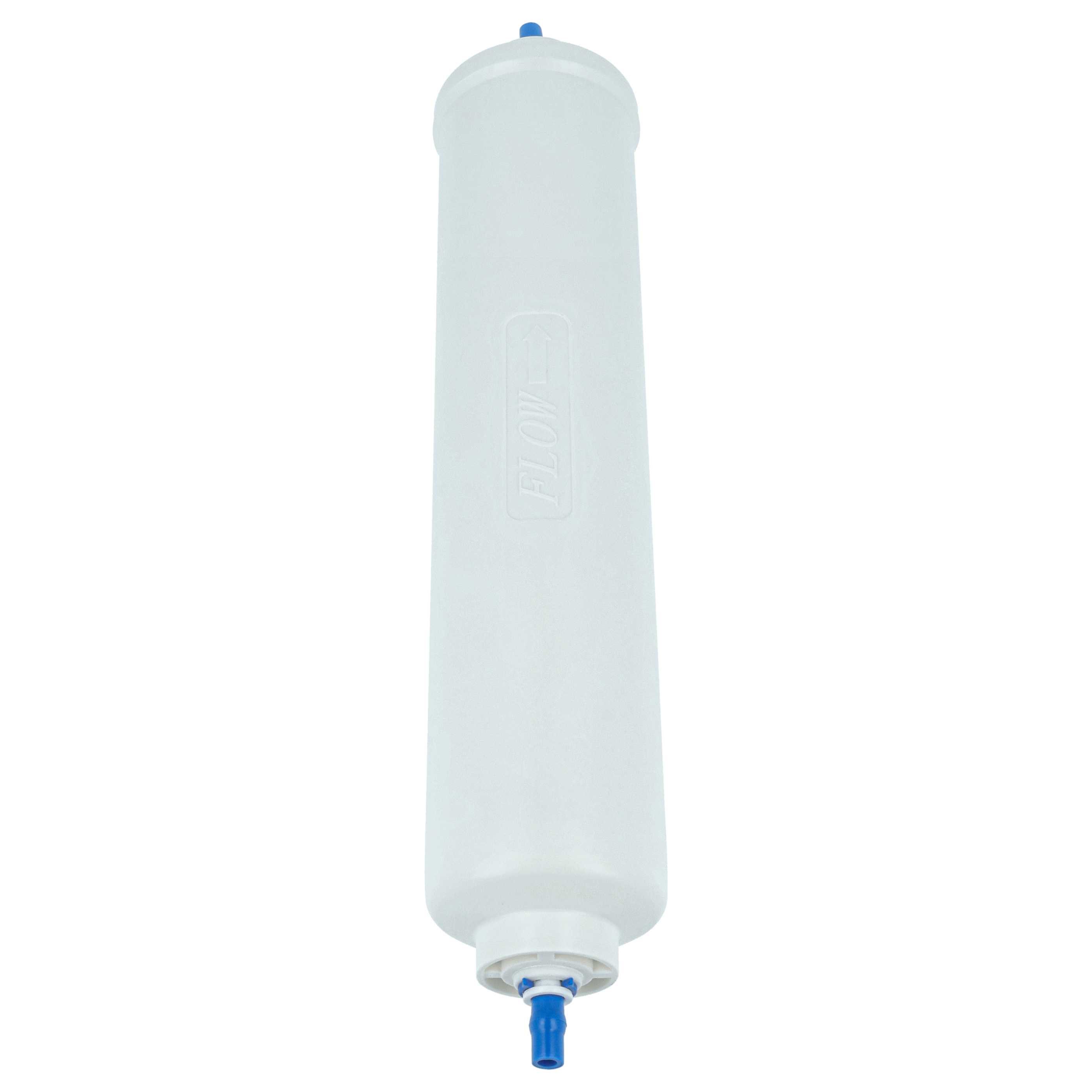 Ein zylindrischer weißer Wasserfilter mit blauen Anschlüssen und einer geprägten Durchflusspfeilmarkierung.