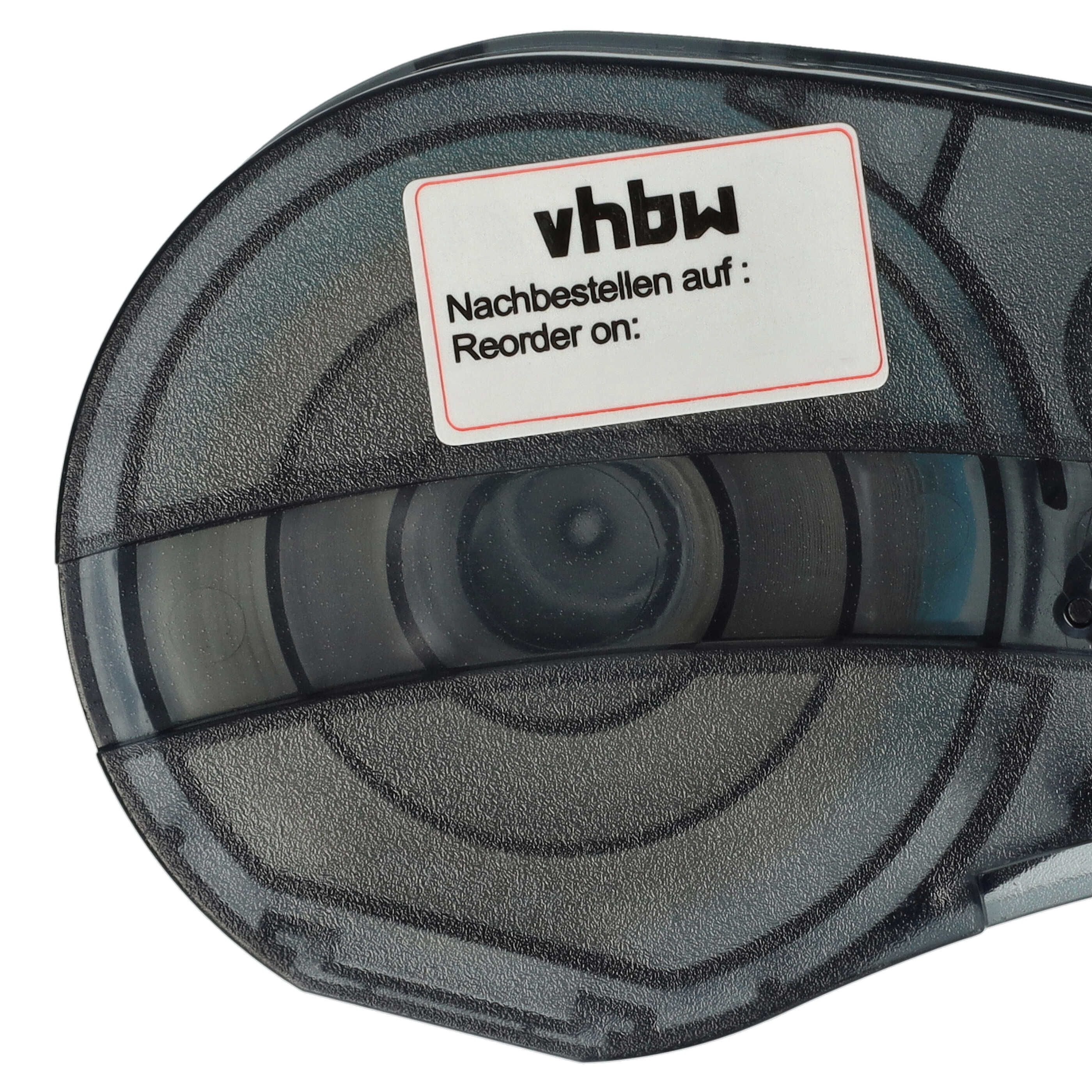 Eine schwarze, runde Druckerbandkassette mit einem weissen Vhbw-Aufkleber auf der Vorderseite vor weissem Hintergrund.