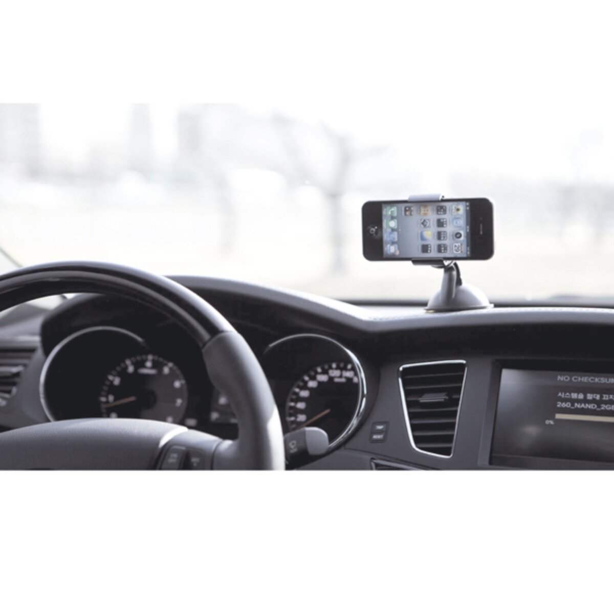 Ein Smartphone ist in einer Halterung am Armaturenbrett eines Autos befestigt.
