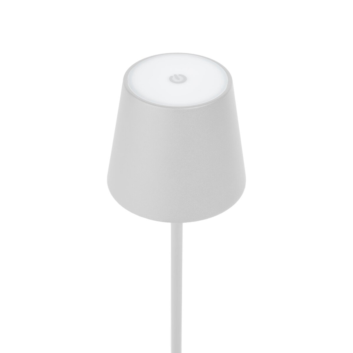 Eine graue Tischlampe mit einem weißen Lampenschirm und einem Stromkabel auf weißem Hintergrund.