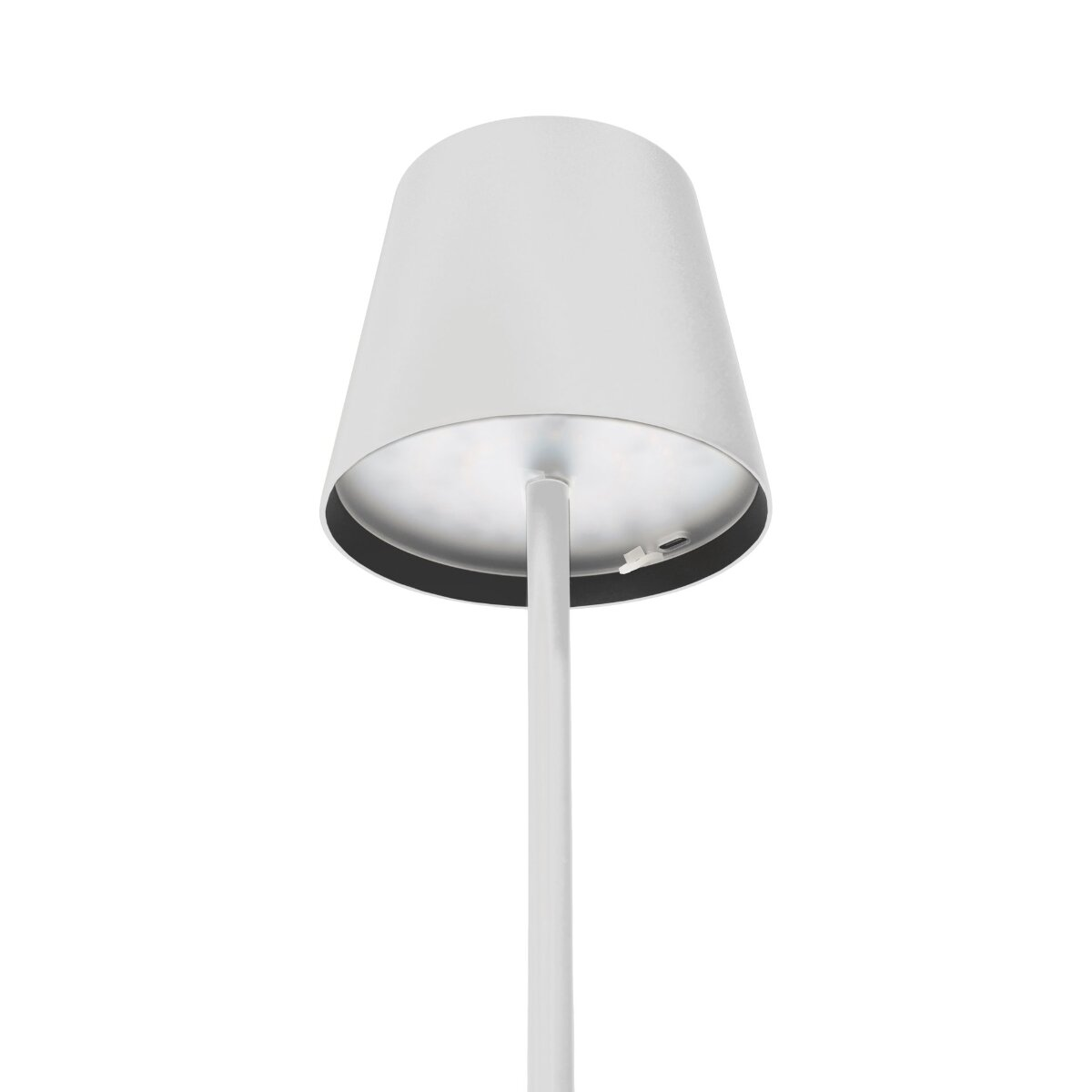 Unteransicht einer modernen weißen Stehlampe mit einem konischen Schirm und einem dünnen Stab gegen einen weißen Hintergrund.