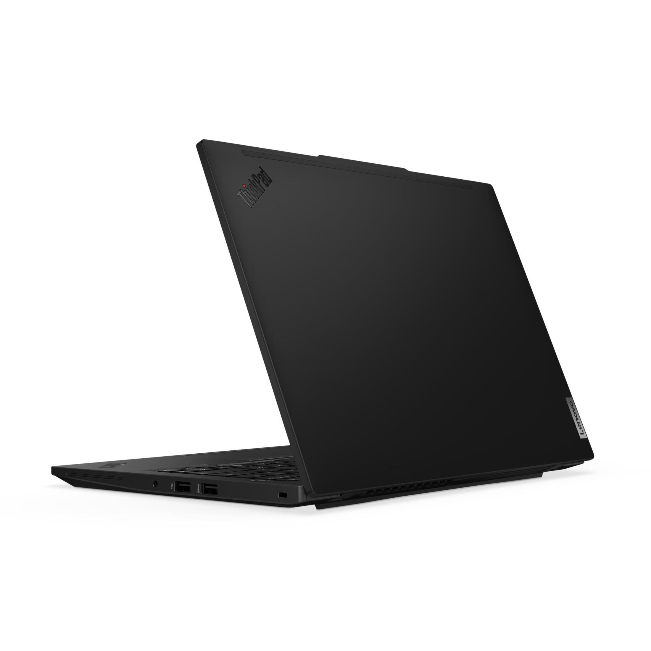 Ein geschlossener schwarzer ThinkPad-Laptop steht vor weißem Hintergrund und zeigt sein Markenlogo und die Anschlüsse.