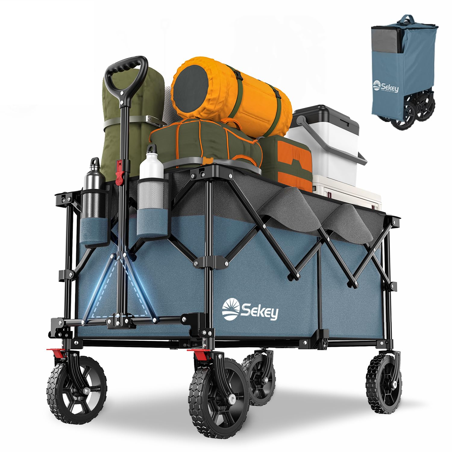 Un chariot utilitaire bleu Sekey rempli de matériel de camping, de bouteilles d'eau et de roues robustes.