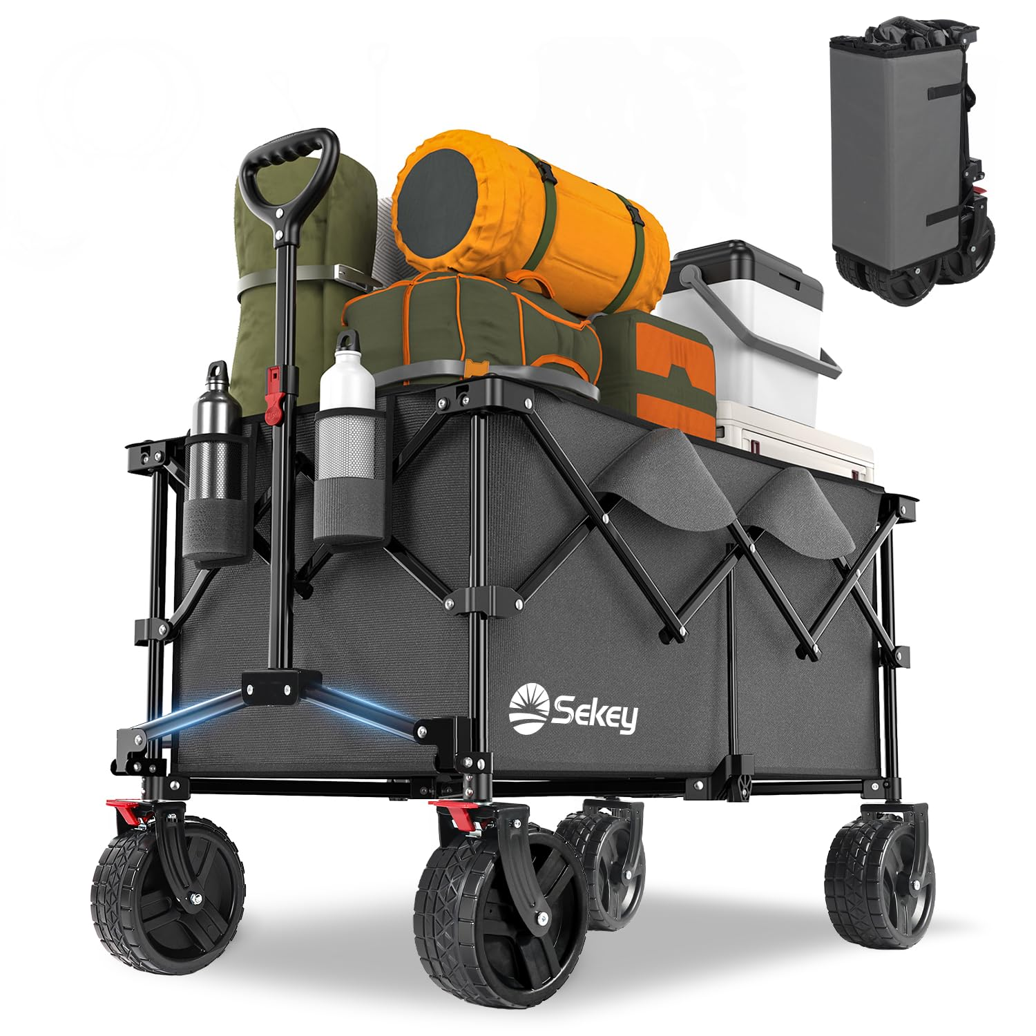 Un chariot utilitaire pliant Sekey gris chargé de matériel de camping, sacs de couchage et glacière.