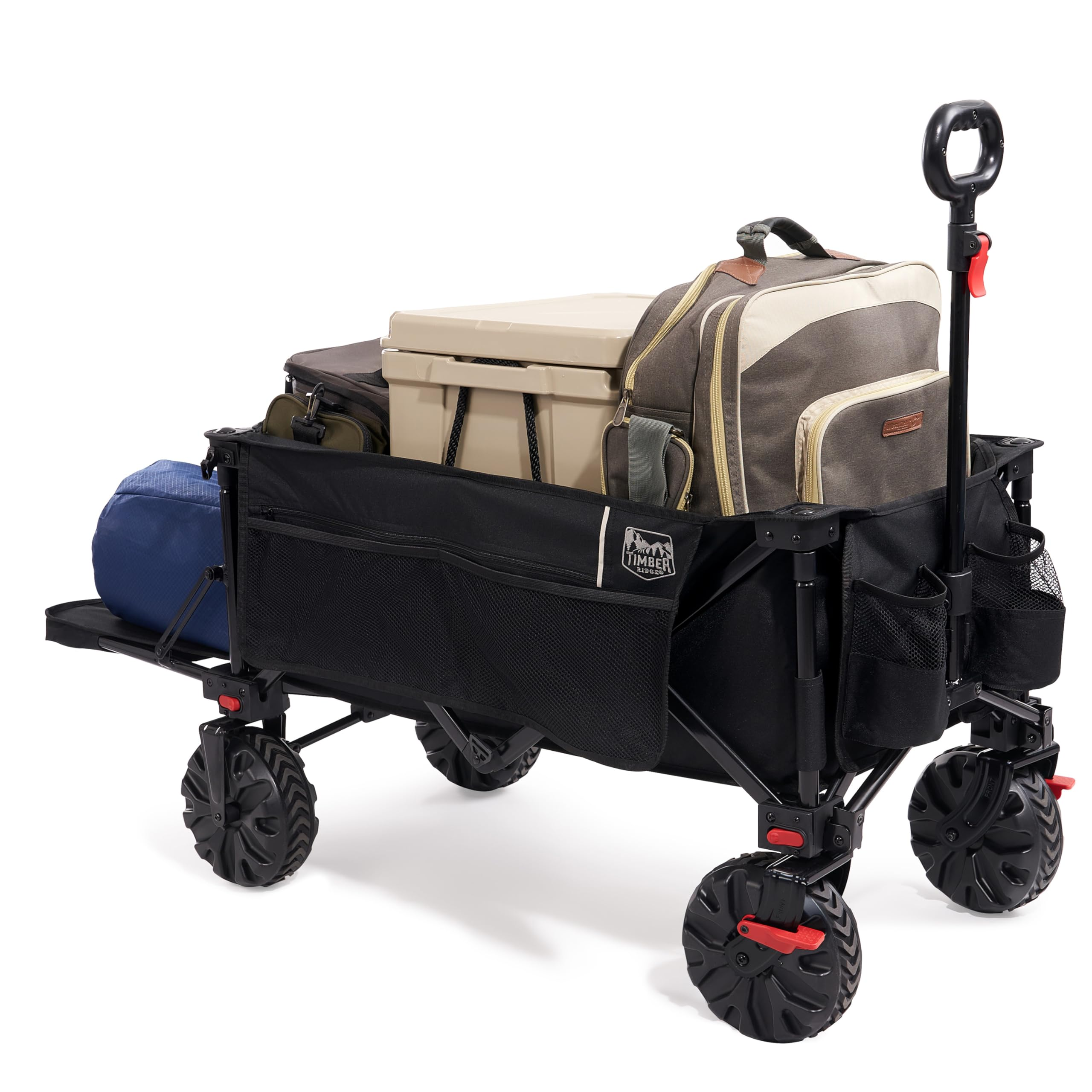 Un chariot de transport noir pliable rempli d'une glacière, de sacs et d'une couverture bleue.