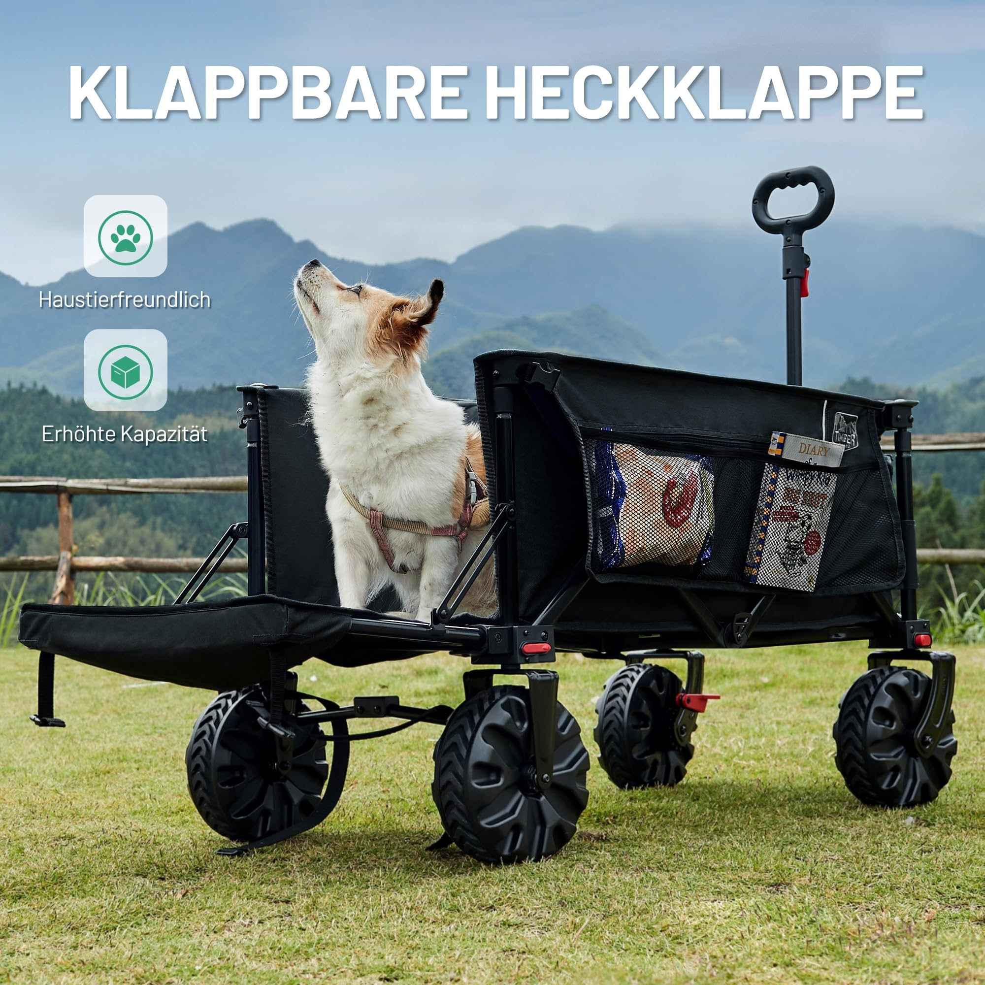 Un petit chien est assis dans un chariot noir sur une pelouse, avec des montagnes en arrière-plan.