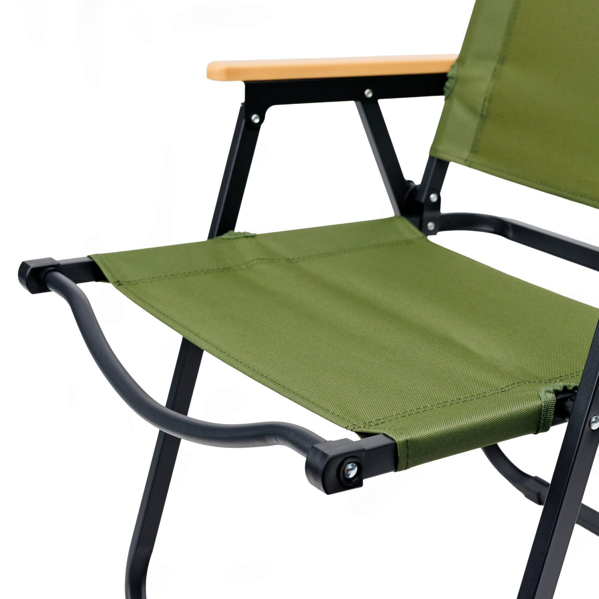 Ein klappbarer Campingstuhl mit olivgrünem Stoff, schwarzem Metallgestell und hellen Holzarmlehnen auf weißem Grund.