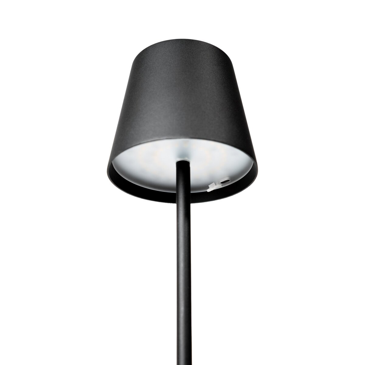 Eine schwarze Tischlampe mit konischem Schirm und vertikalem Stab auf weißem Hintergrund.