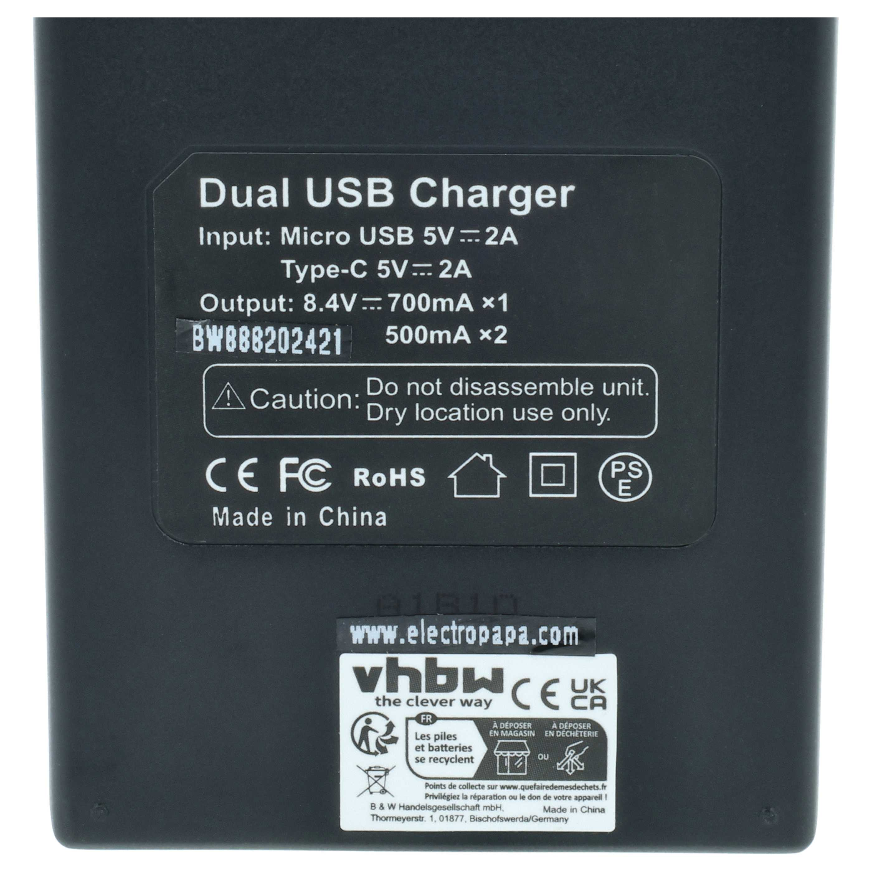 Etikett auf einem schwarzen Dual-USB-Ladegerät mit technischen Daten und Zertifizierungssymbolen.