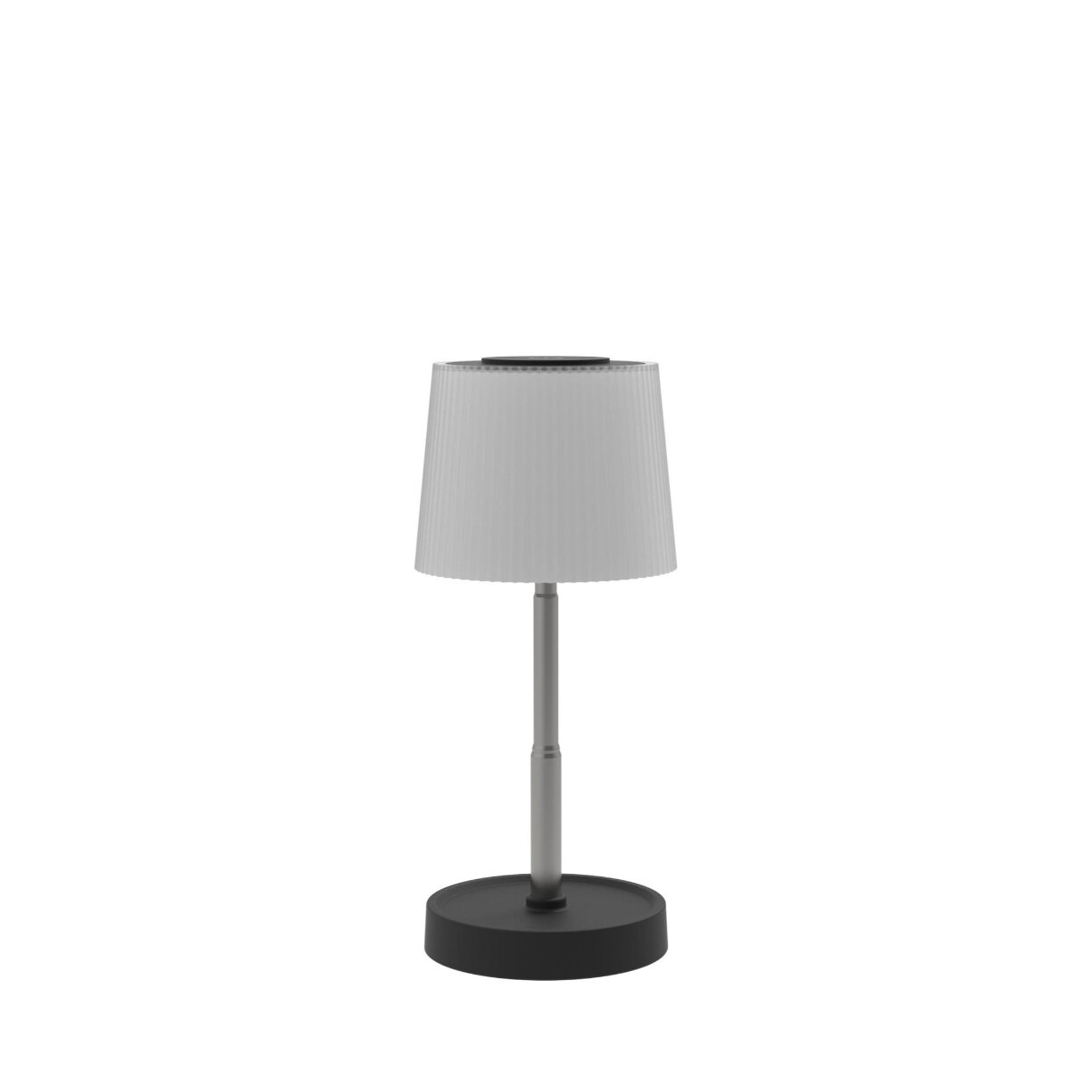 Eine moderne Tischlampe mit weißem Schirm, dünnem Silberstab und schwarzem runden Fuß vor weißem Hintergrund.
