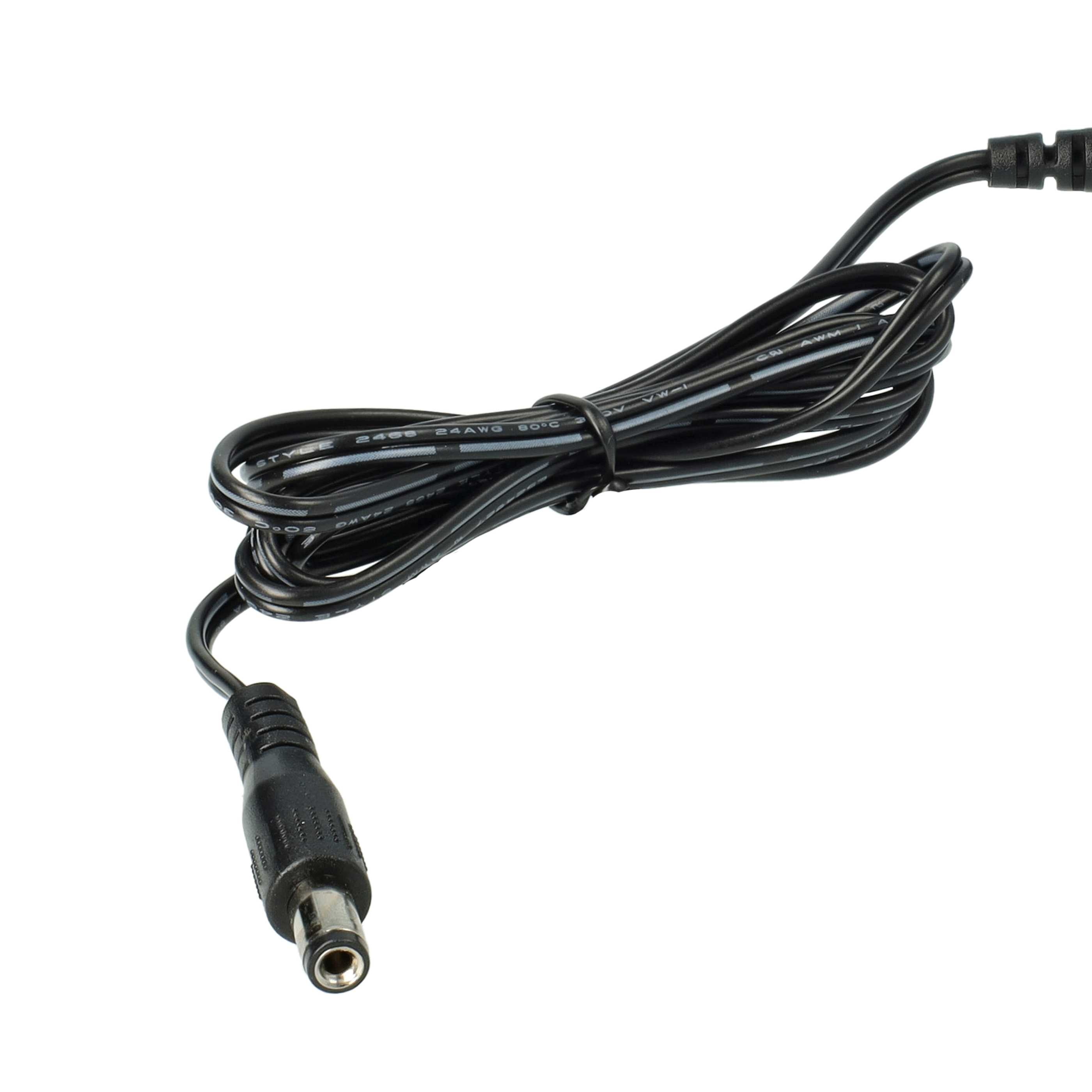 Ein aufgerolltes schwarzes Kabel mit einem Stecker an einem Ende vor weißem Hintergrund.