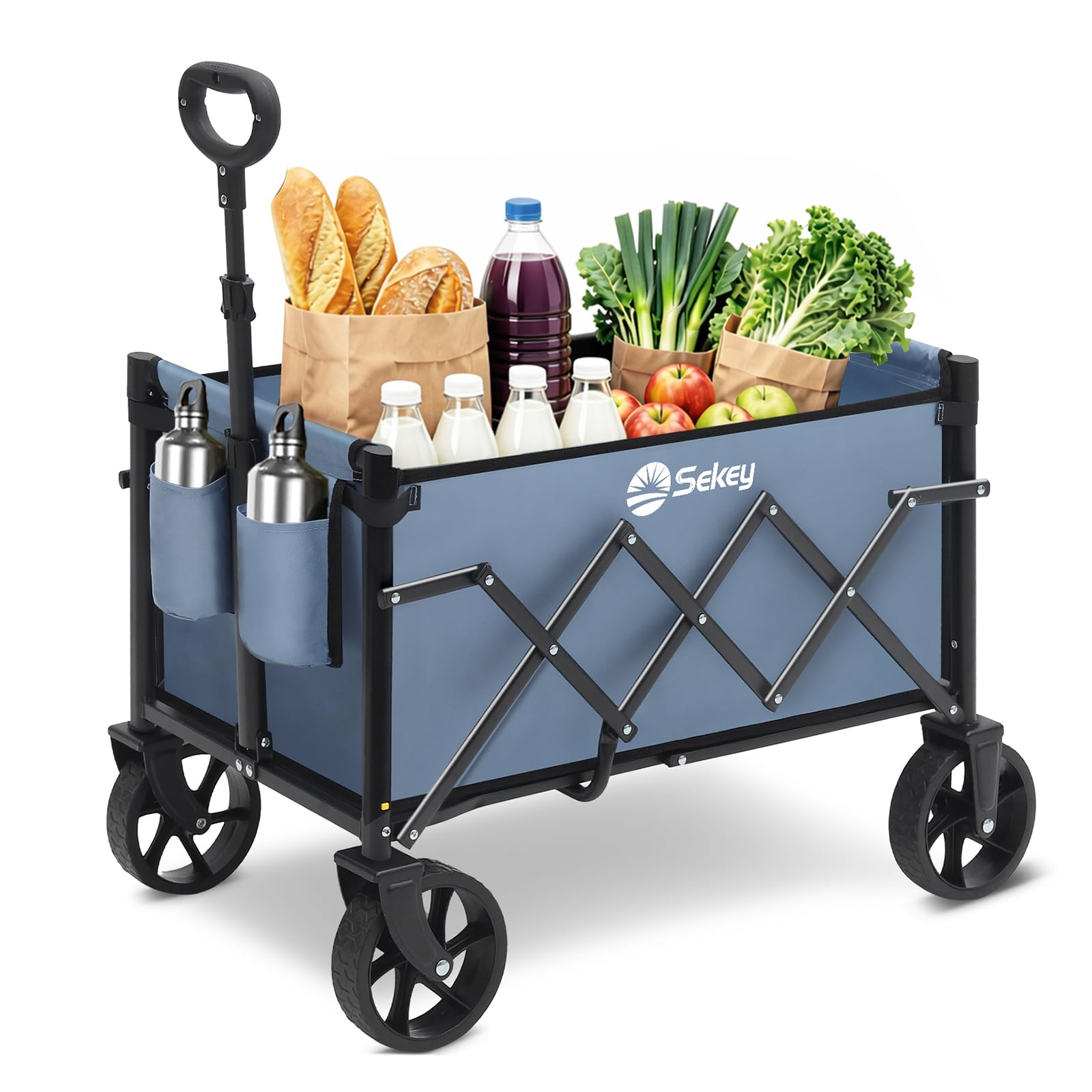Un chariot pliant bleu à cadre en métal noir est rempli de pain, de bouteilles, de légumes et de pommes.