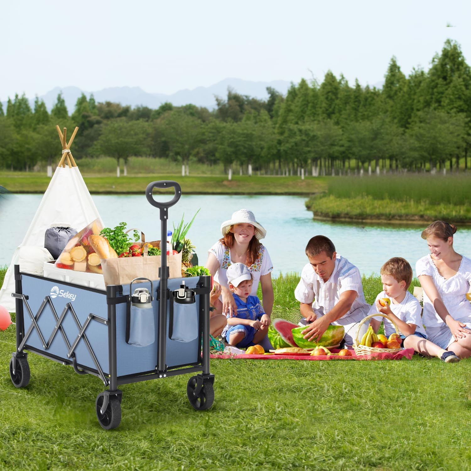 Un chariot pliable bleu rempli de courses se trouve sur l'herbe près d'une famille pique-niquant au bord du lac.