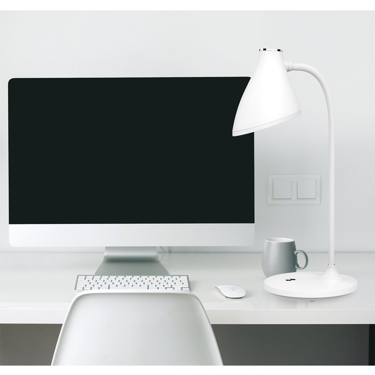 Ein weißes Schreibtischset mit Monitor, Tastatur, Maus, Lampe und Tasse.