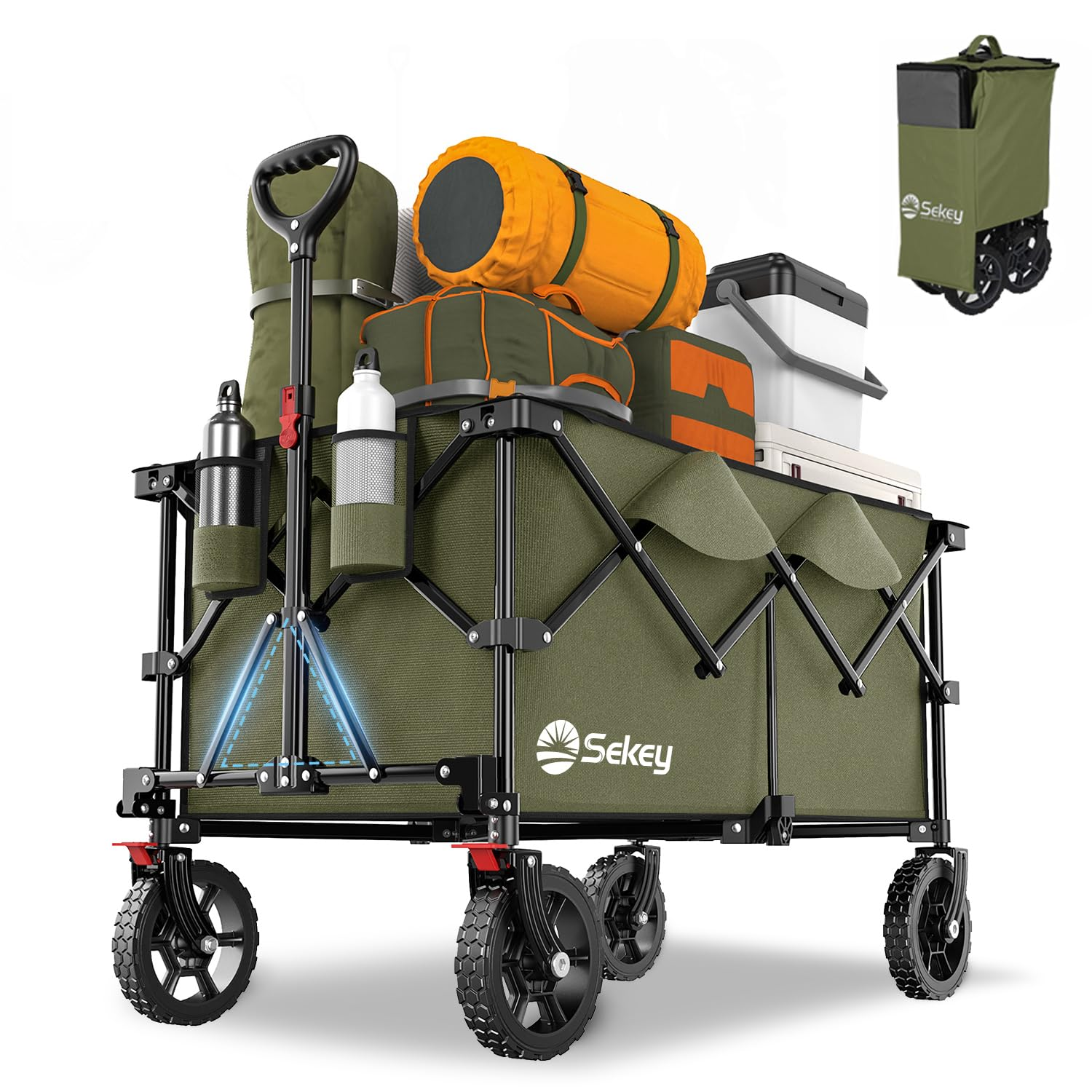 Un chariot pliable vert chargé de matériel de camping, de bouteilles d'eau dans les poches latérales et d'un sac de transport.
